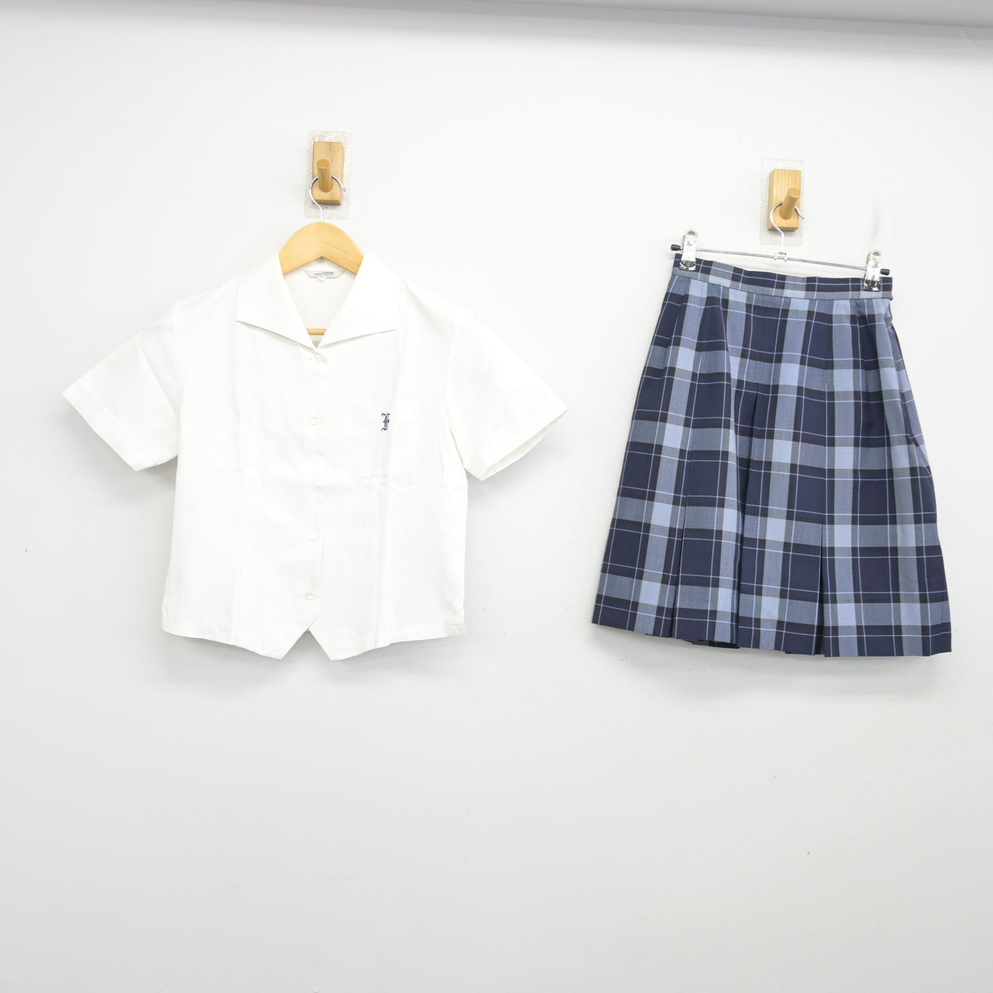 【中古】東京都 富士見高等学校 女子制服 2点 (シャツ・スカート) sf103667