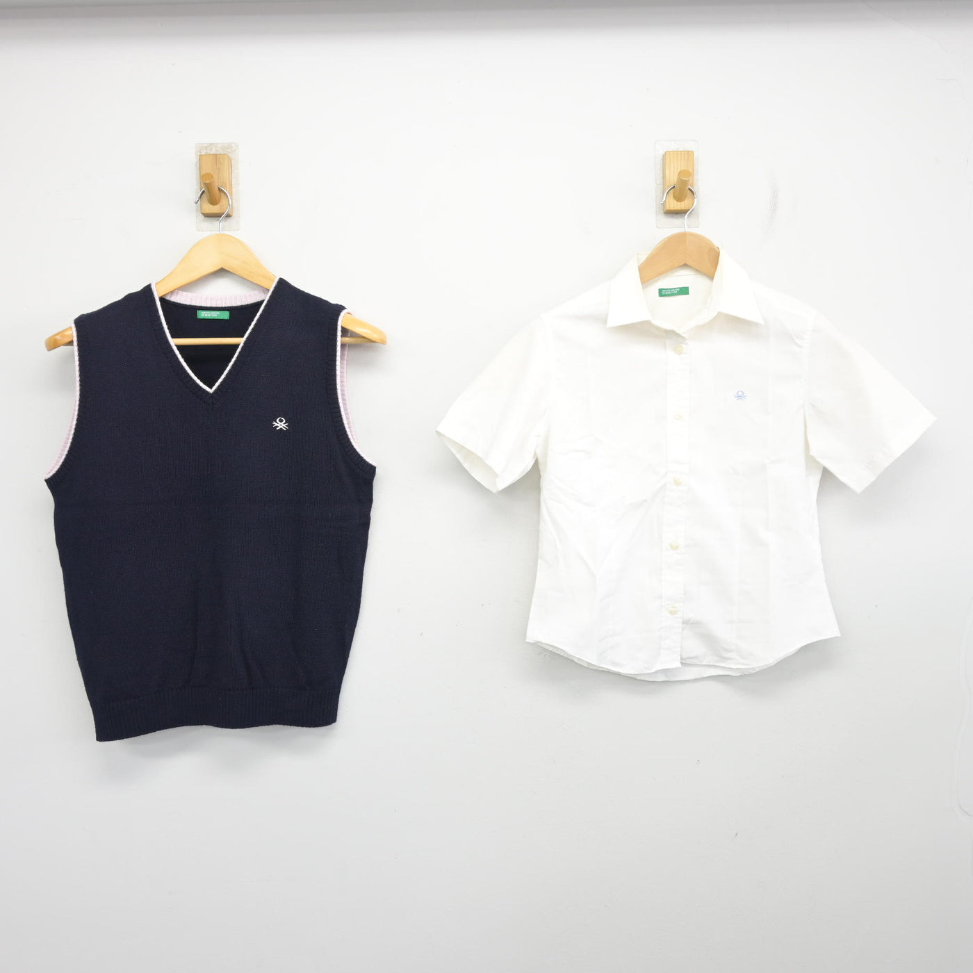 【中古】大分県 大分国際情報高等学校 女子制服 2点 (ニットベスト・シャツ) sf103696