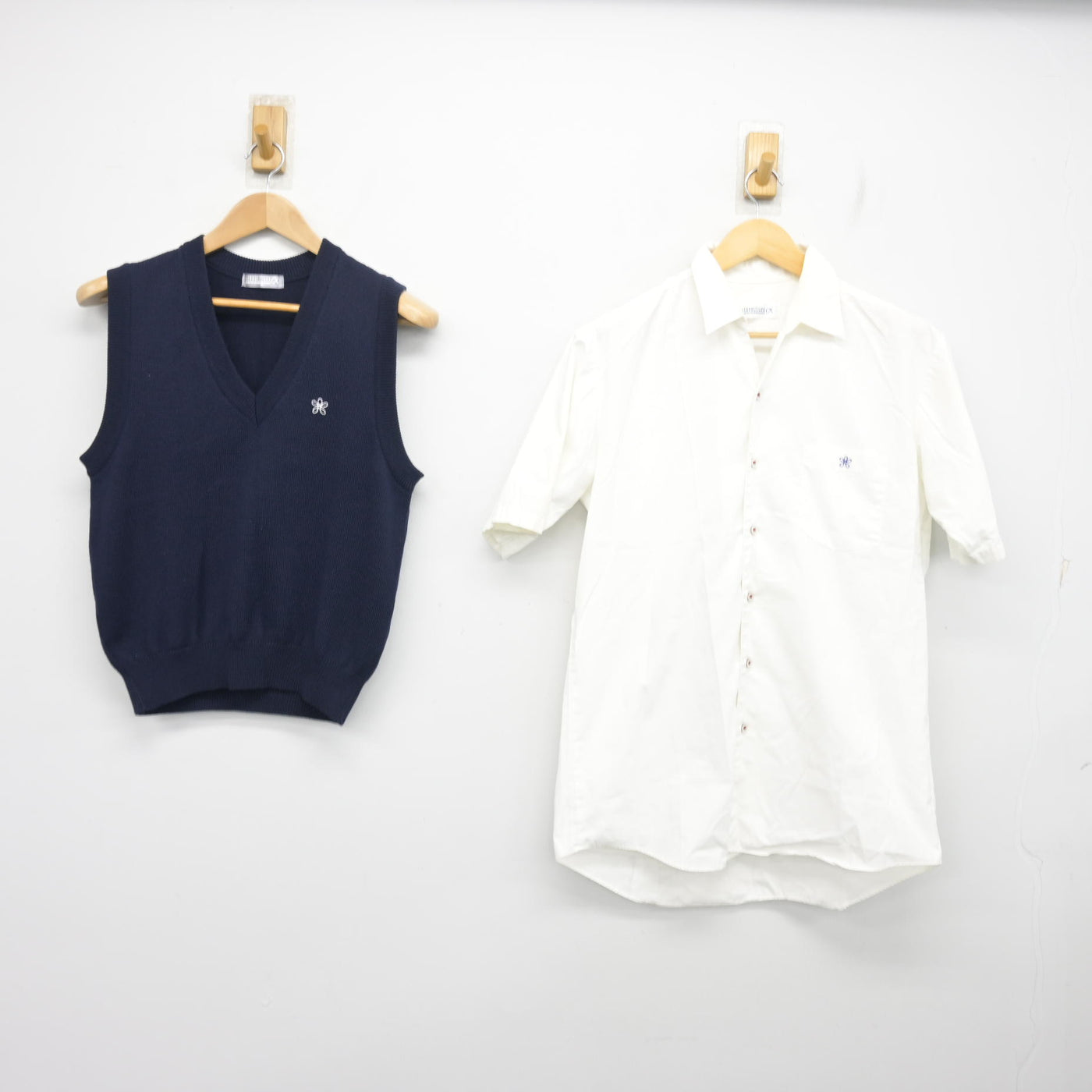 【中古】大阪府 近畿大学附属高等学校 男子制服 2点 (ニットベスト・シャツ) sf103826