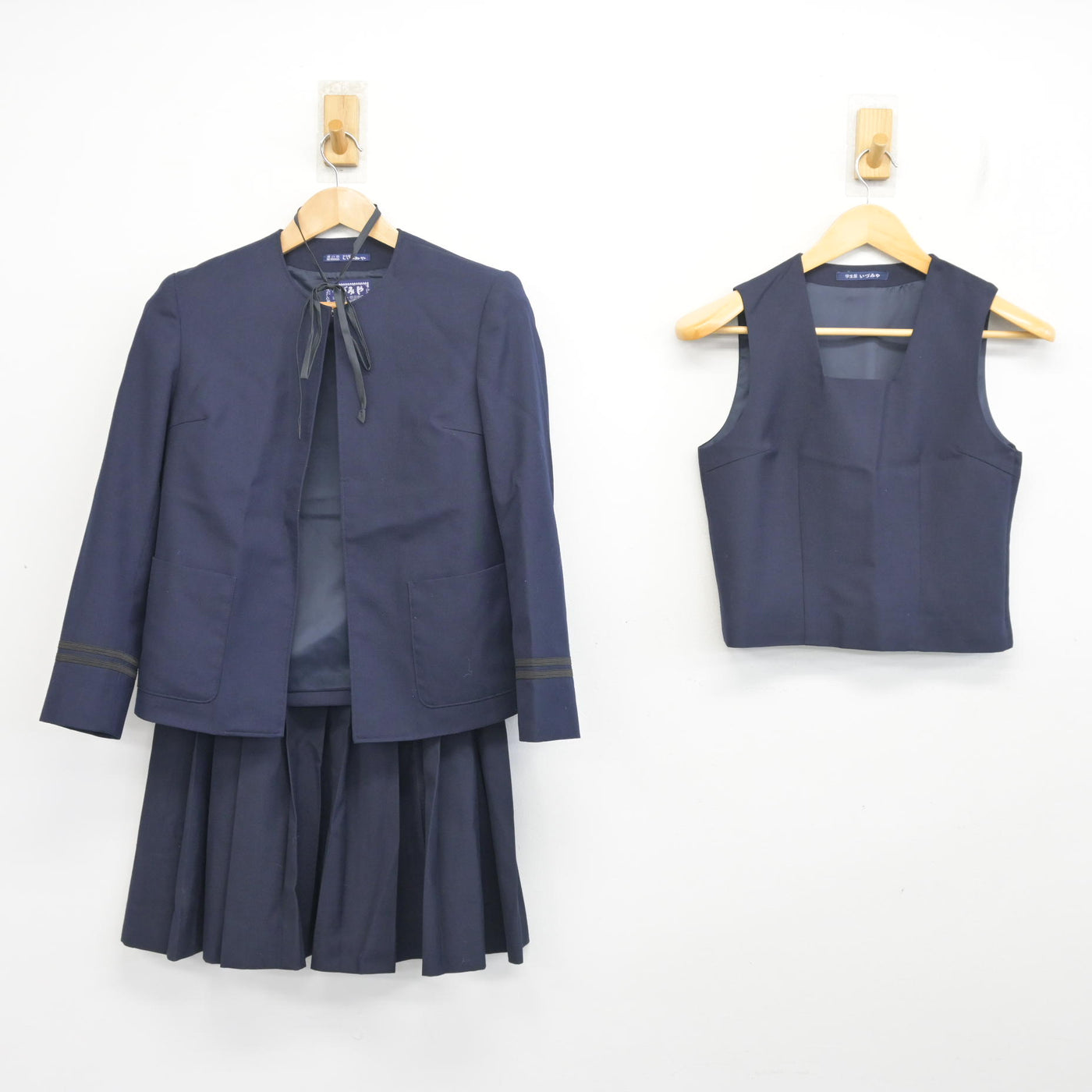 【中古】神奈川県 西高津中学校 女子制服 4点 (ブレザー・ベスト・スカート) sf103976
