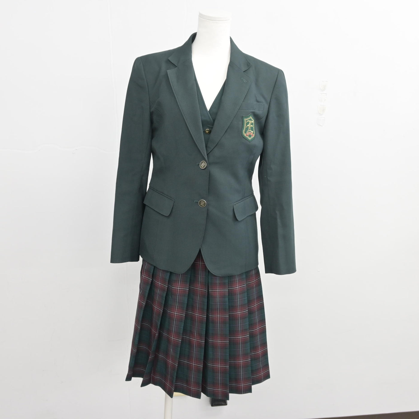 【中古】茨城県 江戸川学園取手中学校 女子制服 3点 (ブレザー・ベスト・スカート) sf103989