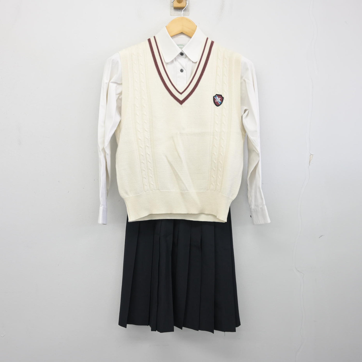 【中古】岡山県 倉敷南高等学校 女子制服 3点 (ニットベスト・シャツ・スカート) sf104176