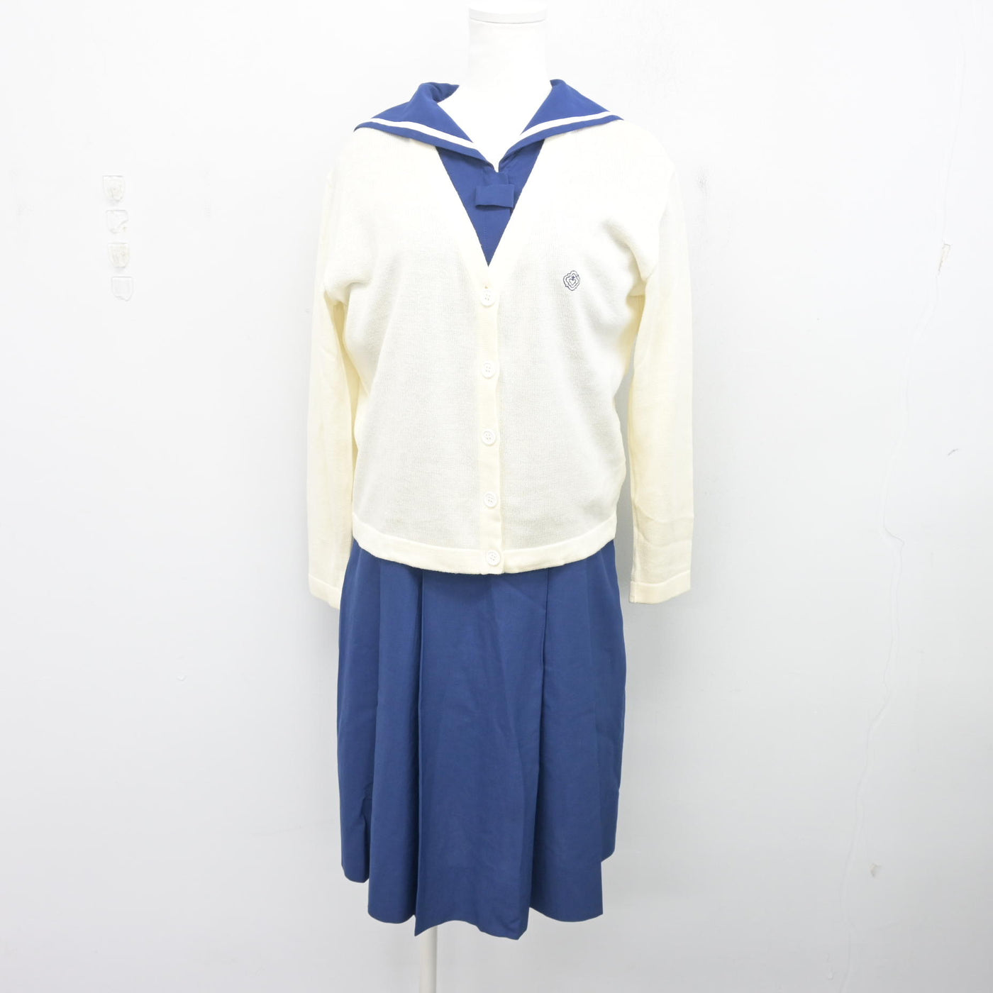 【中古】熊本県 熊本信愛女学院中学高等学校 女子制服 3点 (ニット・セーラー服・スカート) sf104229