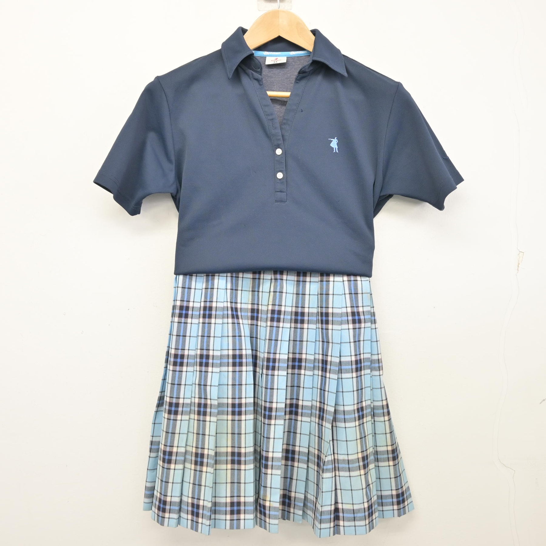 中古】 クラーク記念国際高等学校 女子制服 2点 (シャツ・スカート