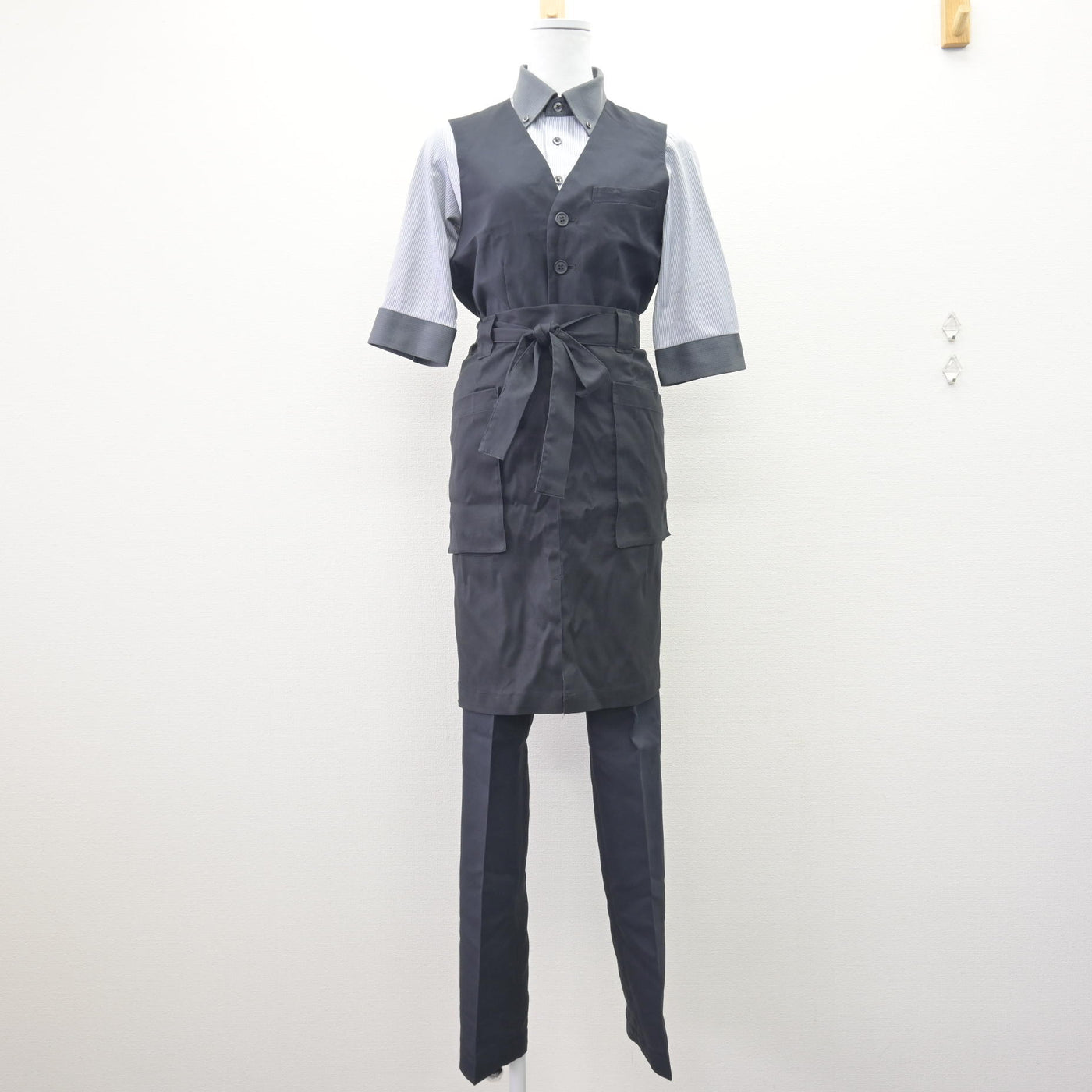 【中古】 漫画喫茶アルバイト制服 女子制服 5点 (ベスト・シャツ・ズボン・エプロン / サロン) sf110072