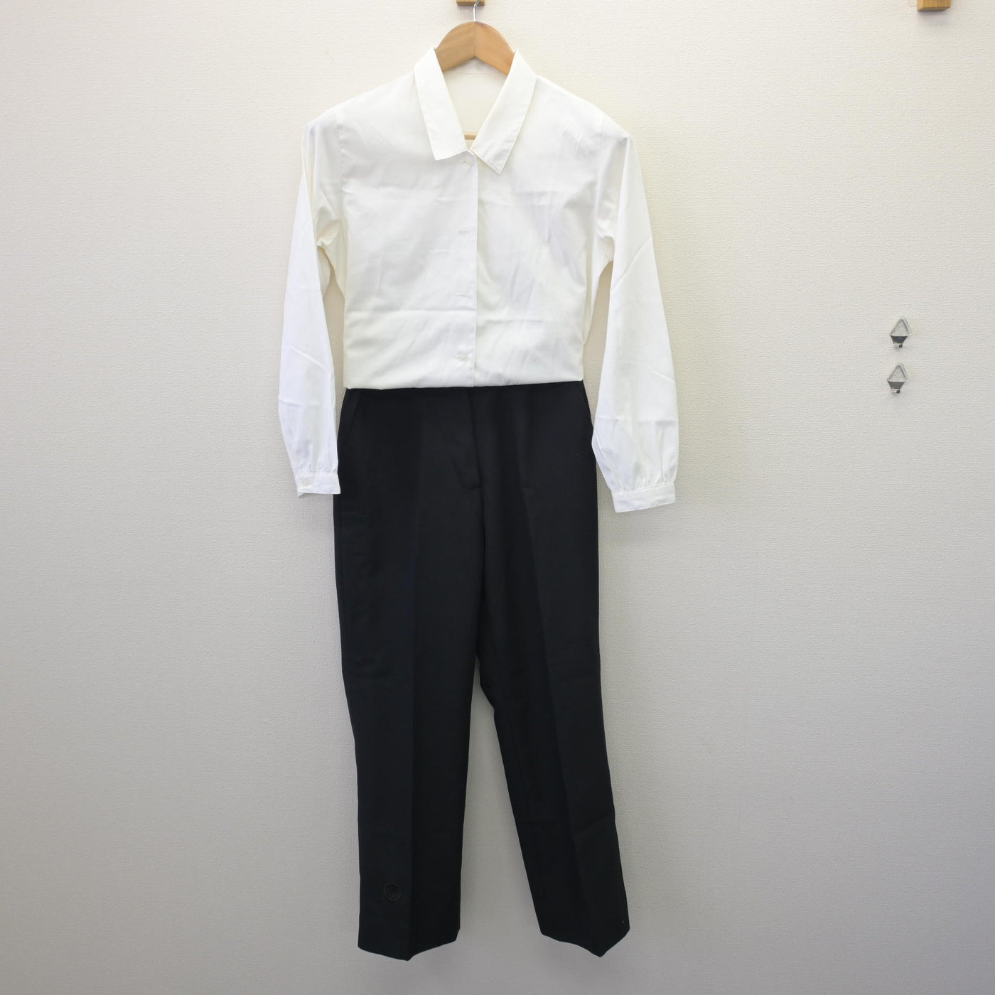 【中古】大阪府 行岡医学技術専門学校 女子制服 3点 (ニット・シャツ・ズボン) sf110146