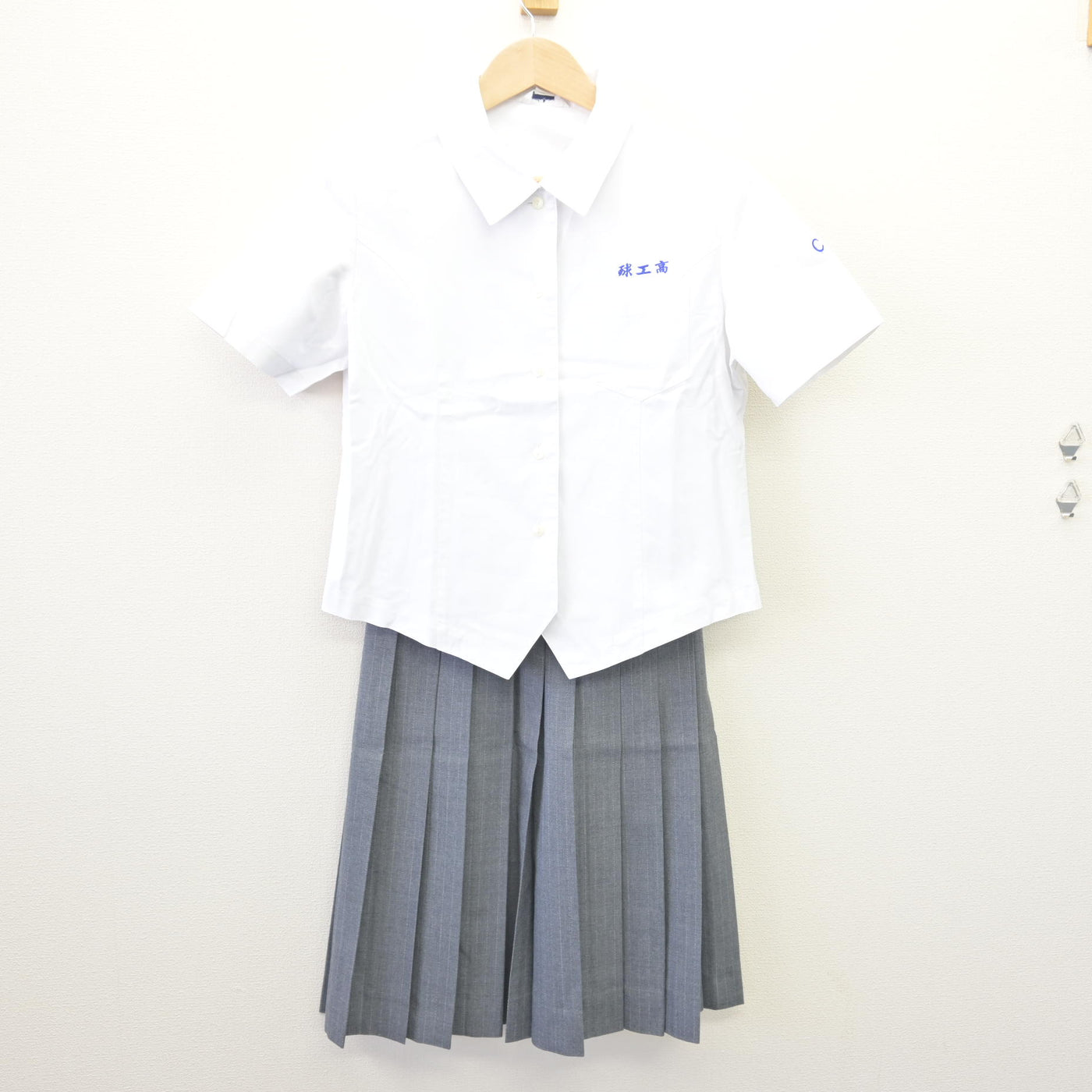 【中古】熊本県 球磨工業高等学校 女子制服 2点 (シャツ・スカート) sf110229