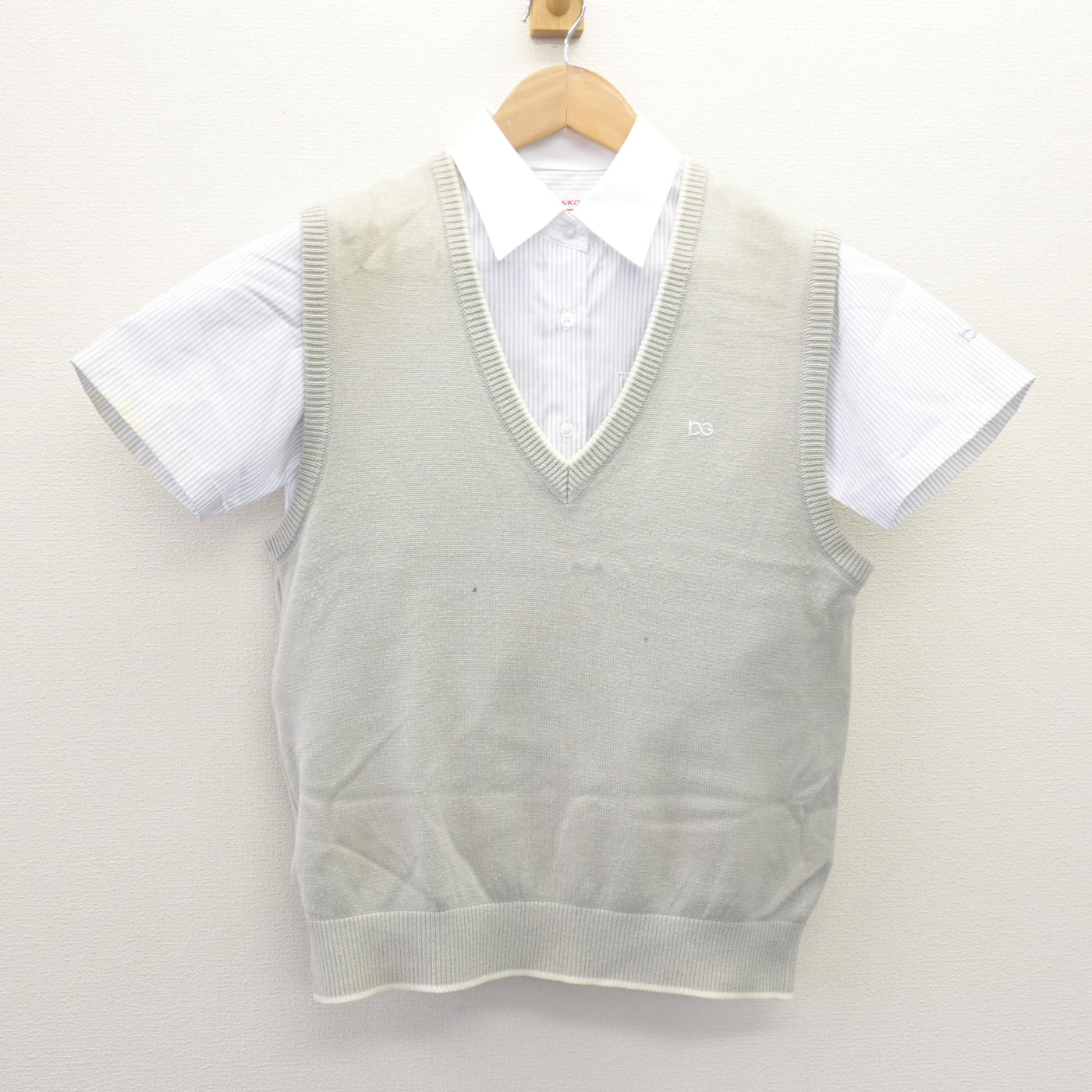 【中古】埼玉県 細田学園高等学校 女子制服 2点 (ニットベスト・シャツ) sf110257