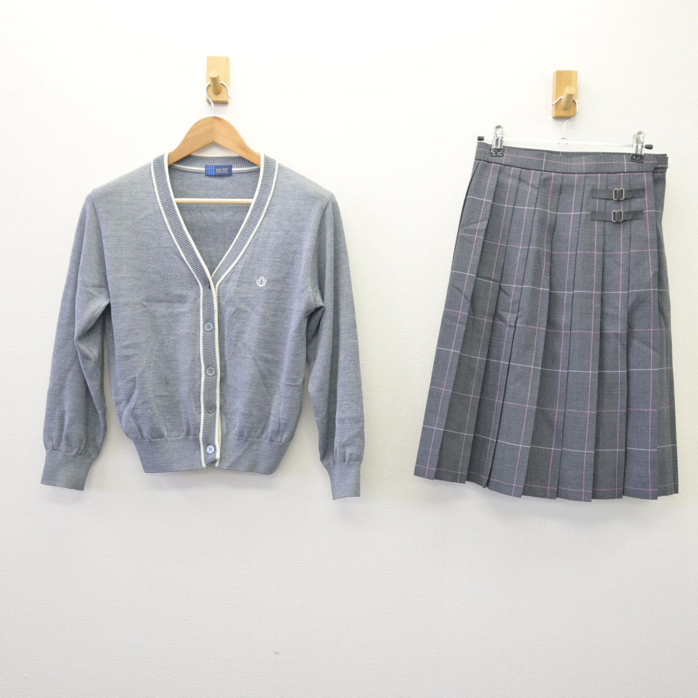【中古】三重県 四日市メリノール学院 女子制服 2点 (ニット・スカート) sf110322