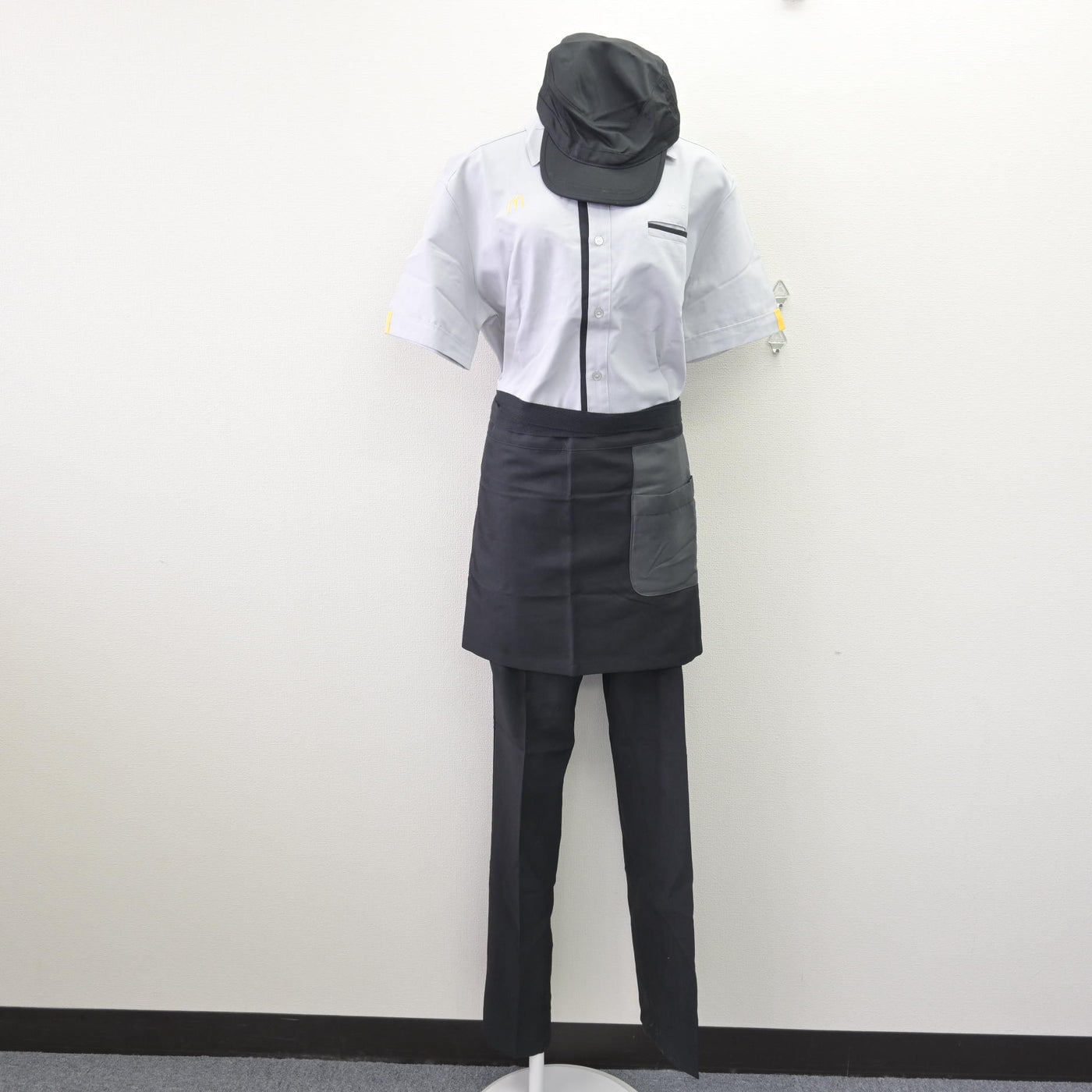【中古】 マクドナルド 女子制服 5点 (シャツ・エプロン / サロン・ズボン) sf110576
