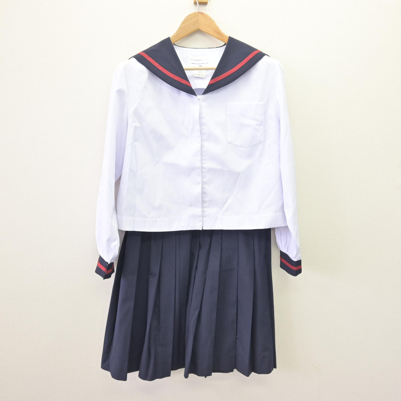 【中古】青森県 津軽中学校 女子制服 2点 (セーラー服・スカート) sf111578