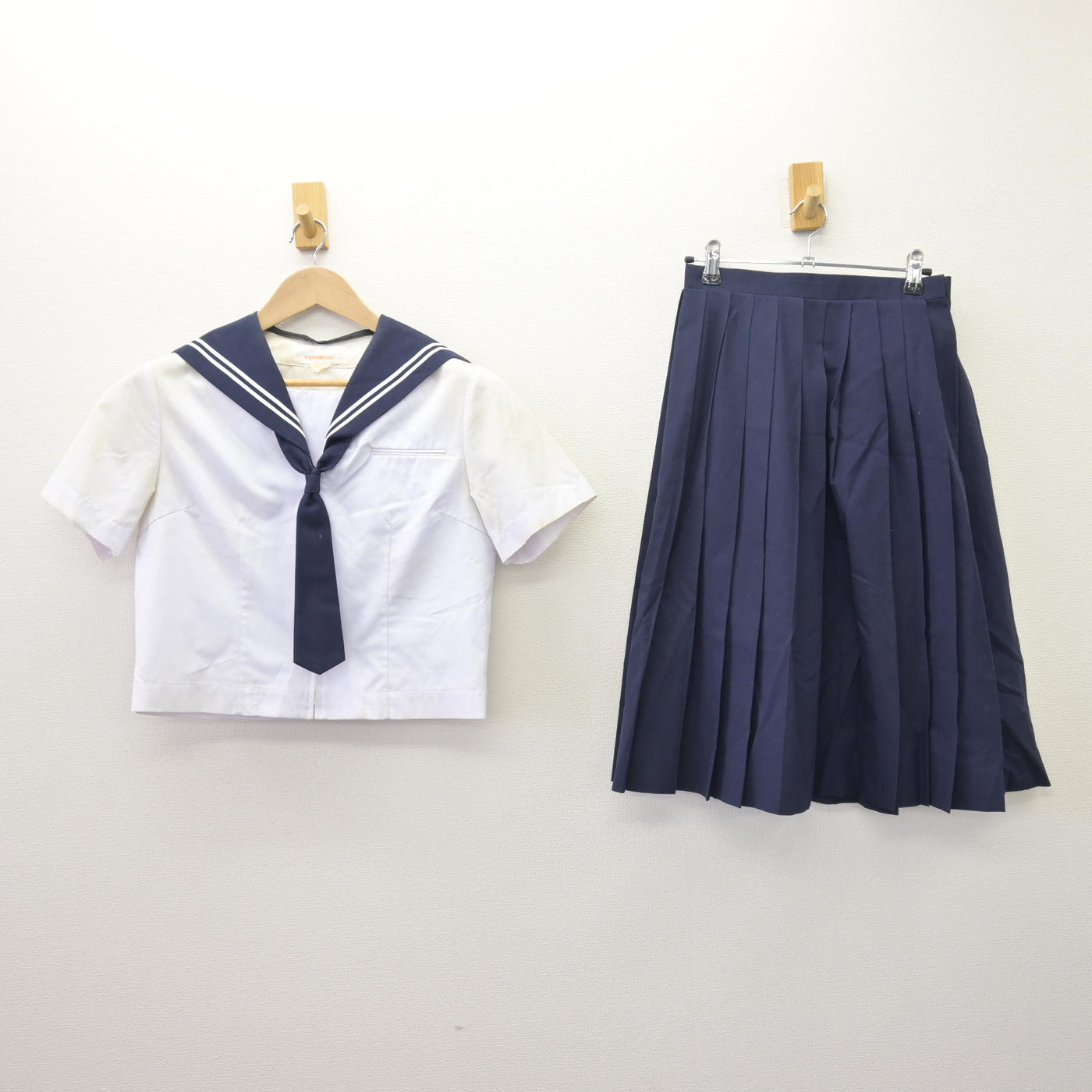 【中古】千葉県 稲毛中学校 女子制服 3点 (セーラー服・スカート) sf112613