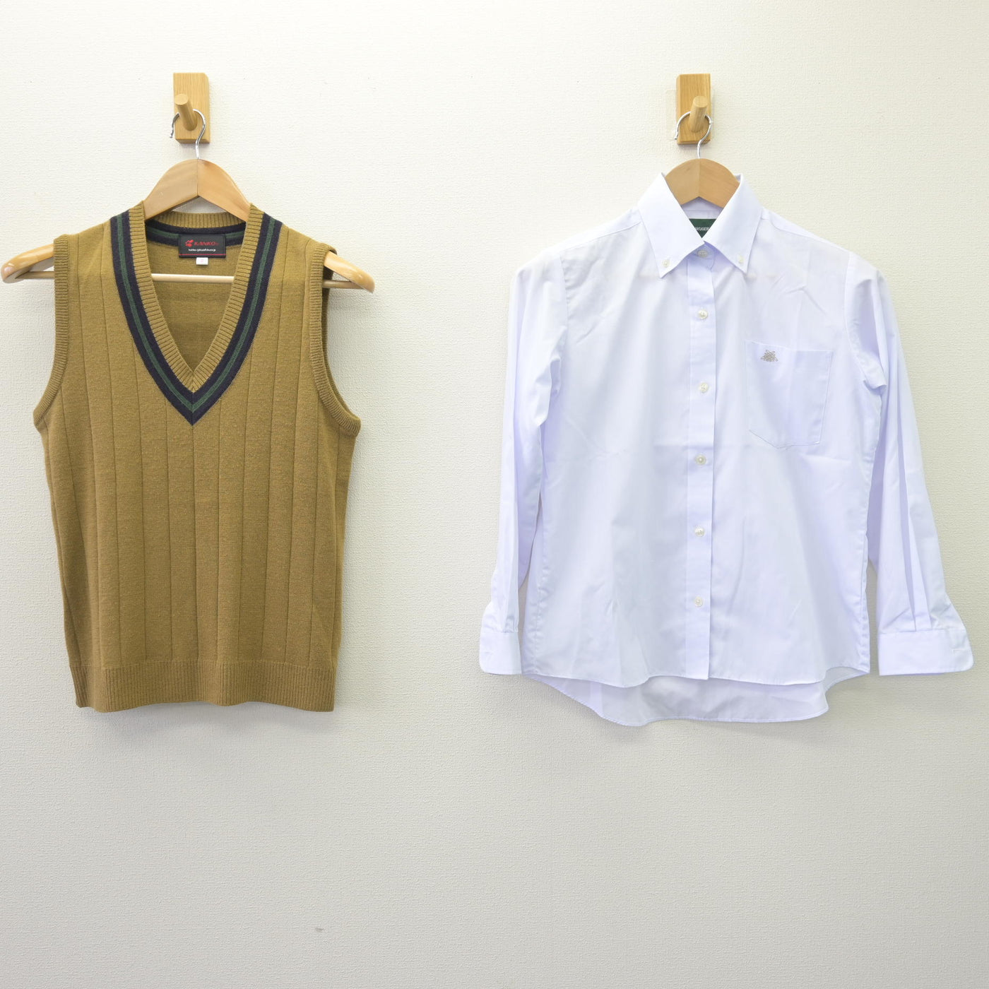 【中古】岡山県 岡山学芸館高等学校 女子制服 2点 (ニットベスト・シャツ) sf112923
