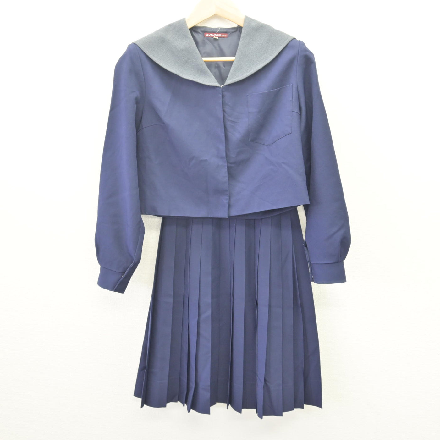 【中古】和歌山県 向陽中学校 女子制服 2点 (セーラー服・スカート) sf113954