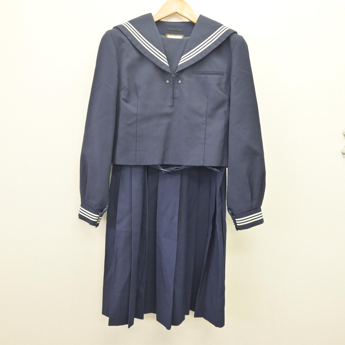 【中古】 学校名不明 女子制服 2点 (セーラー服・ジャンパースカート) sf114029