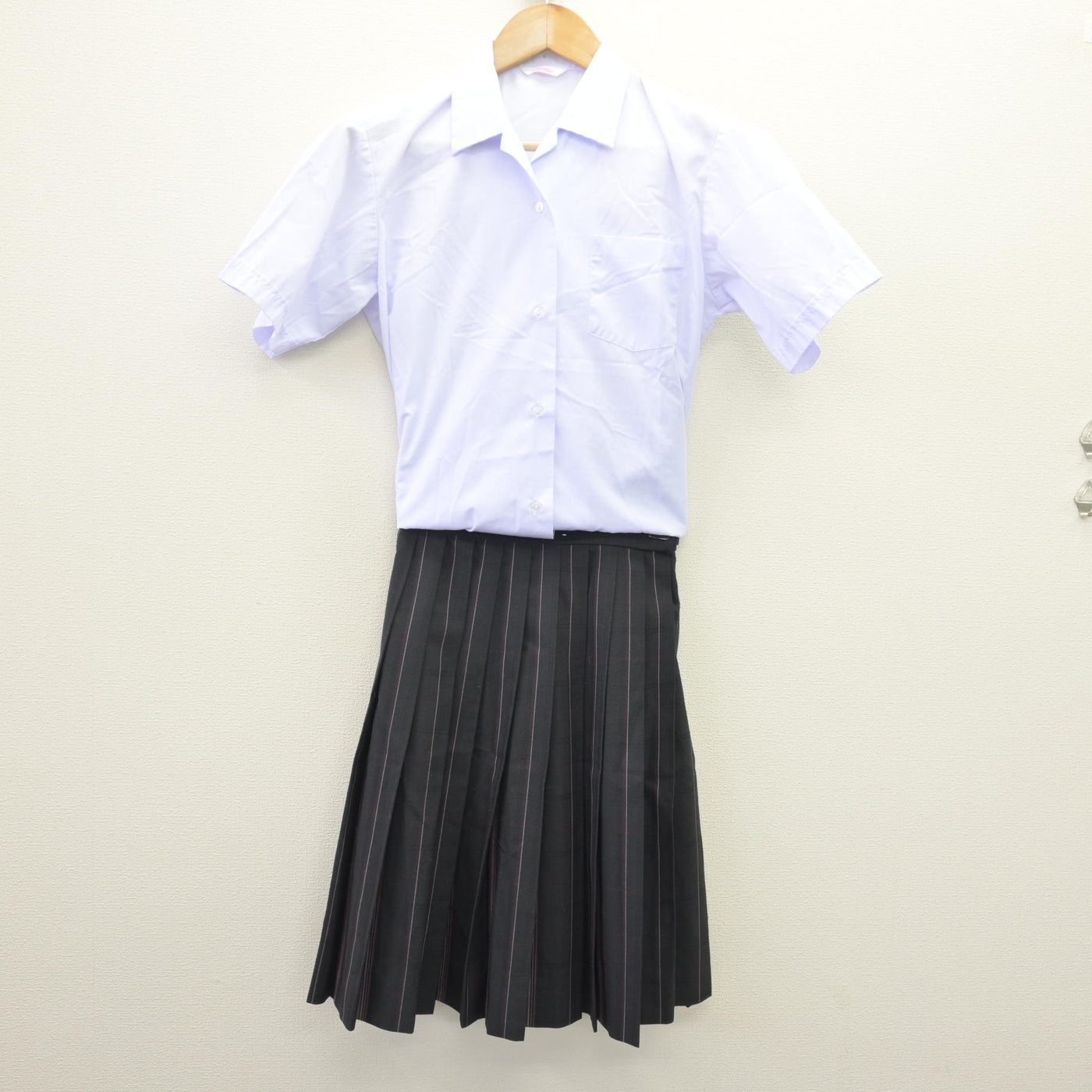 【中古】 勇志国際高等学校 女子制服 2点 (シャツ・スカート) sf114035