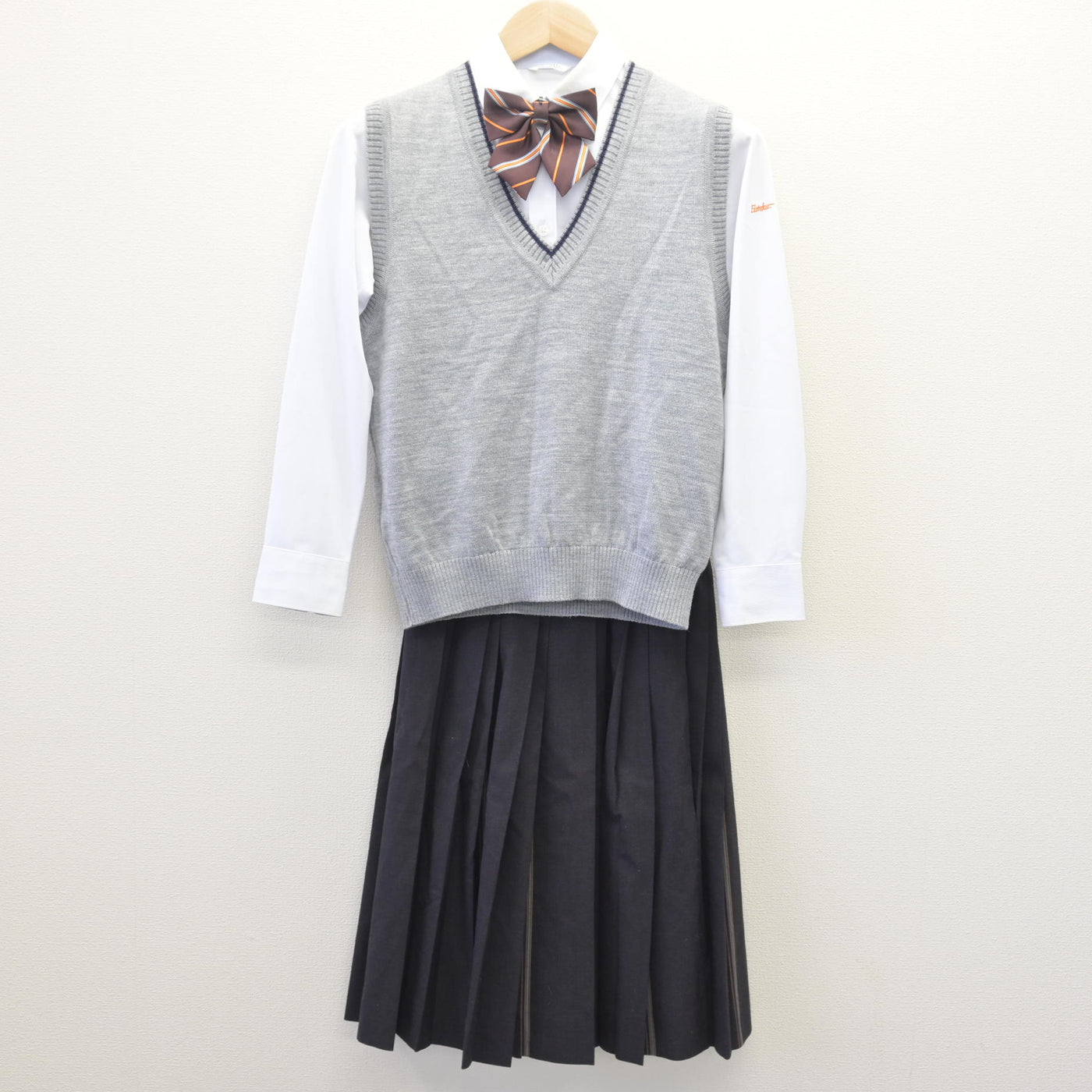 【中古】広島県 崇徳高等学校 女子制服 4点 (ニットベスト・シャツ・スカート) sf114164