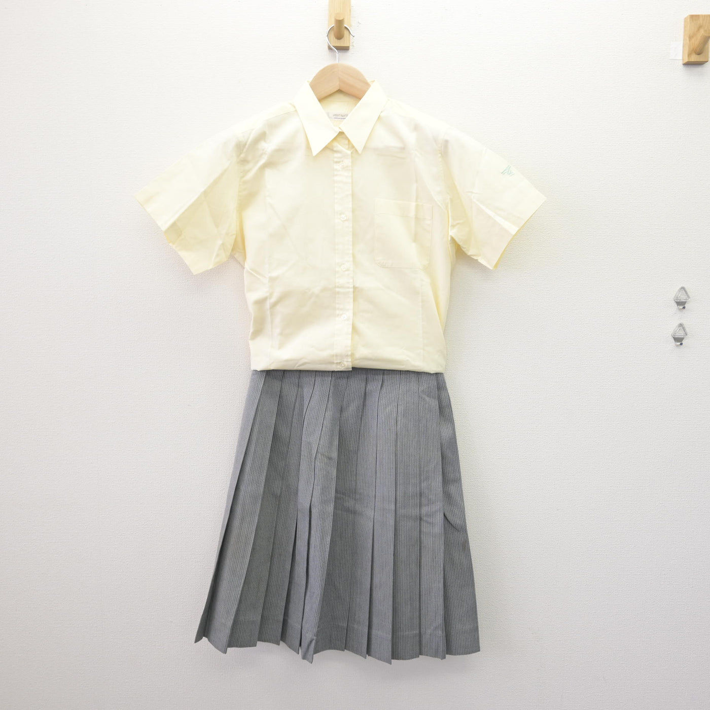 【中古】長野県 東海大学付属第三高等学校 女子制服 2点 (シャツ・スカート) sf114195