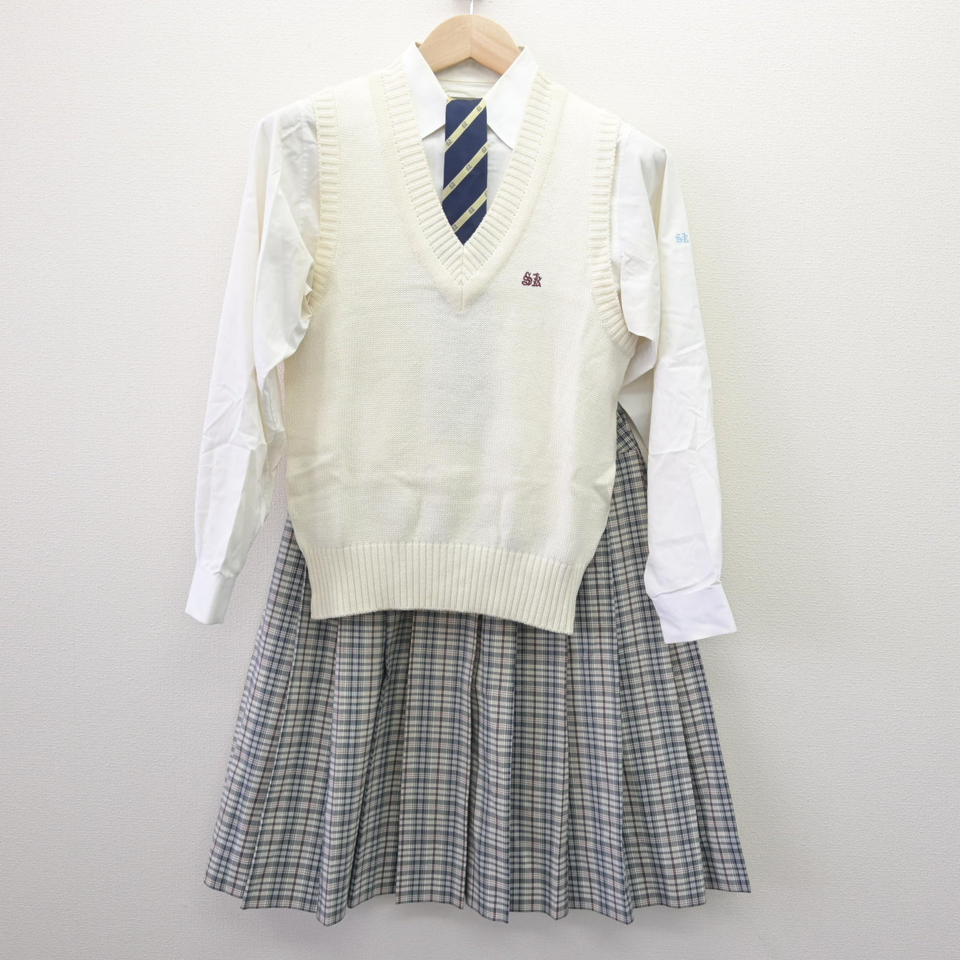 【中古】千葉県 芝浦工業大学柏高等学校 女子制服 4点 (ニットベスト・シャツ・スカート) sf114232