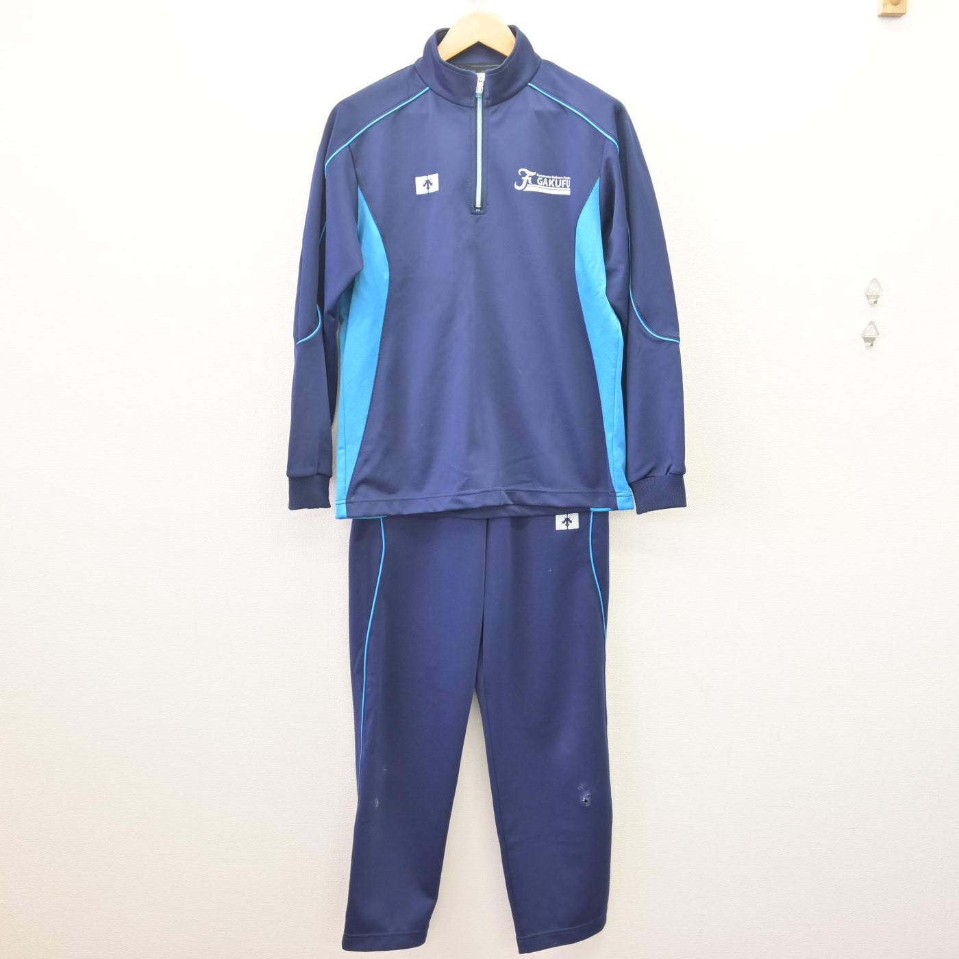 【中古】熊本県 熊本学園大学付属高等学校 女子制服 2点 (ジャージ 上・ジャージ 下) sf114460