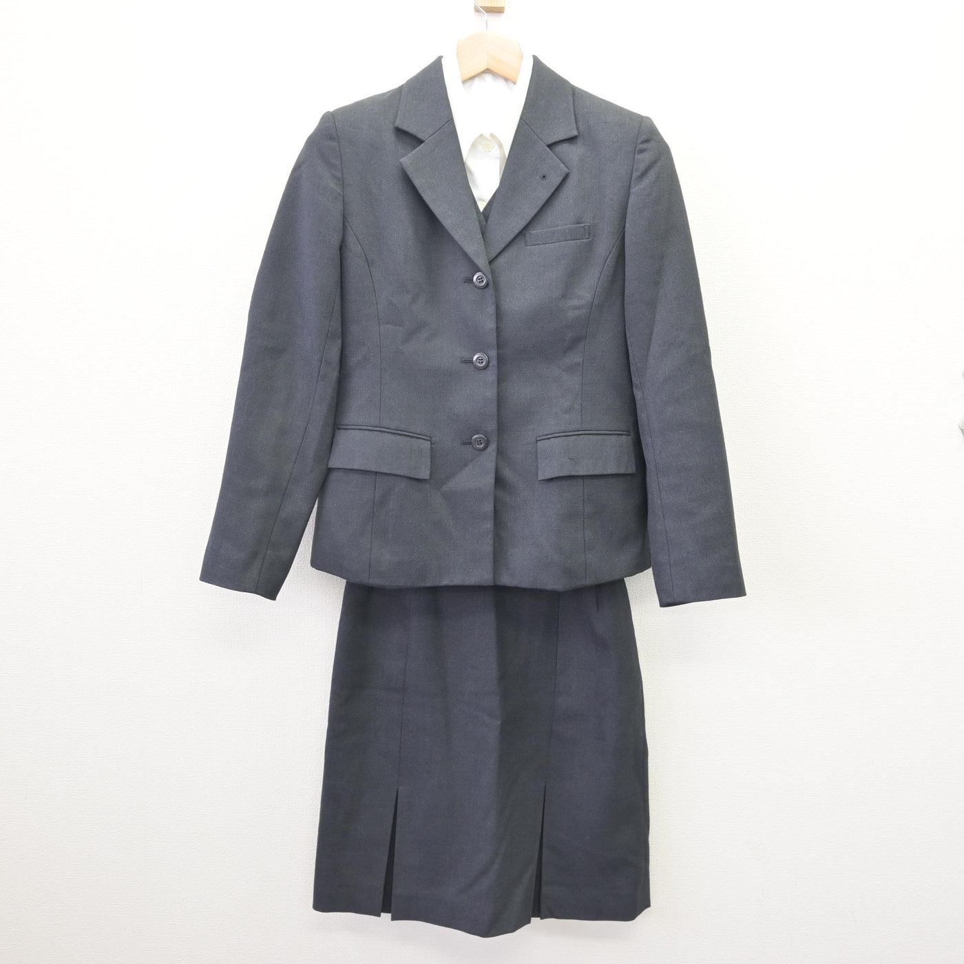 【中古】佐賀県 佐賀女子高等学校/衛生看護専攻科 女子制服 4点 (ブレザー・ベスト・シャツ・スカート) sf114472
