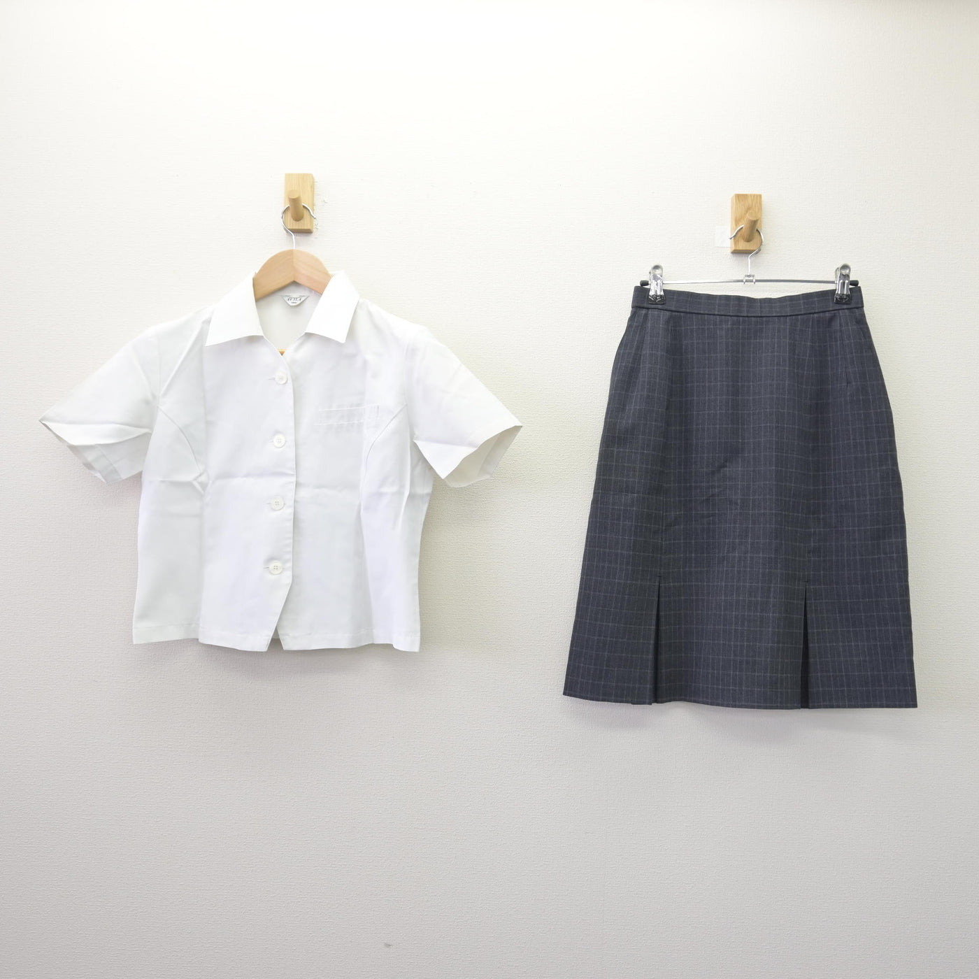 【中古】佐賀県 佐賀女子高等学校/衛生看護専攻科 女子制服 2点 (シャツ・スカート) sf114474