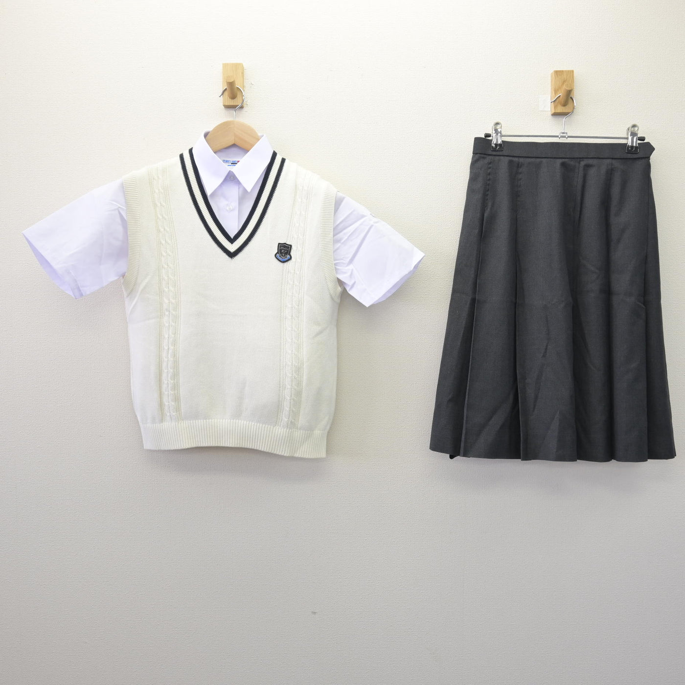 【中古】埼玉県 星野高等学校 女子制服 3点 (ニットベスト・シャツ・スカート) sf114514