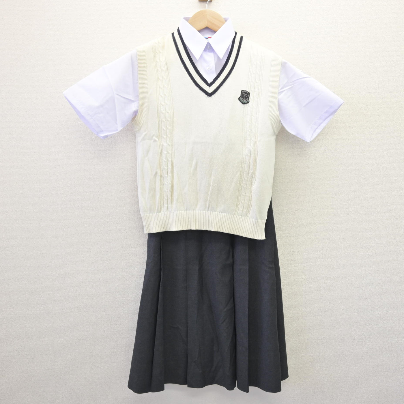 【中古】埼玉県 星野高等学校 女子制服 3点 (ニットベスト・シャツ・スカート) sf114516