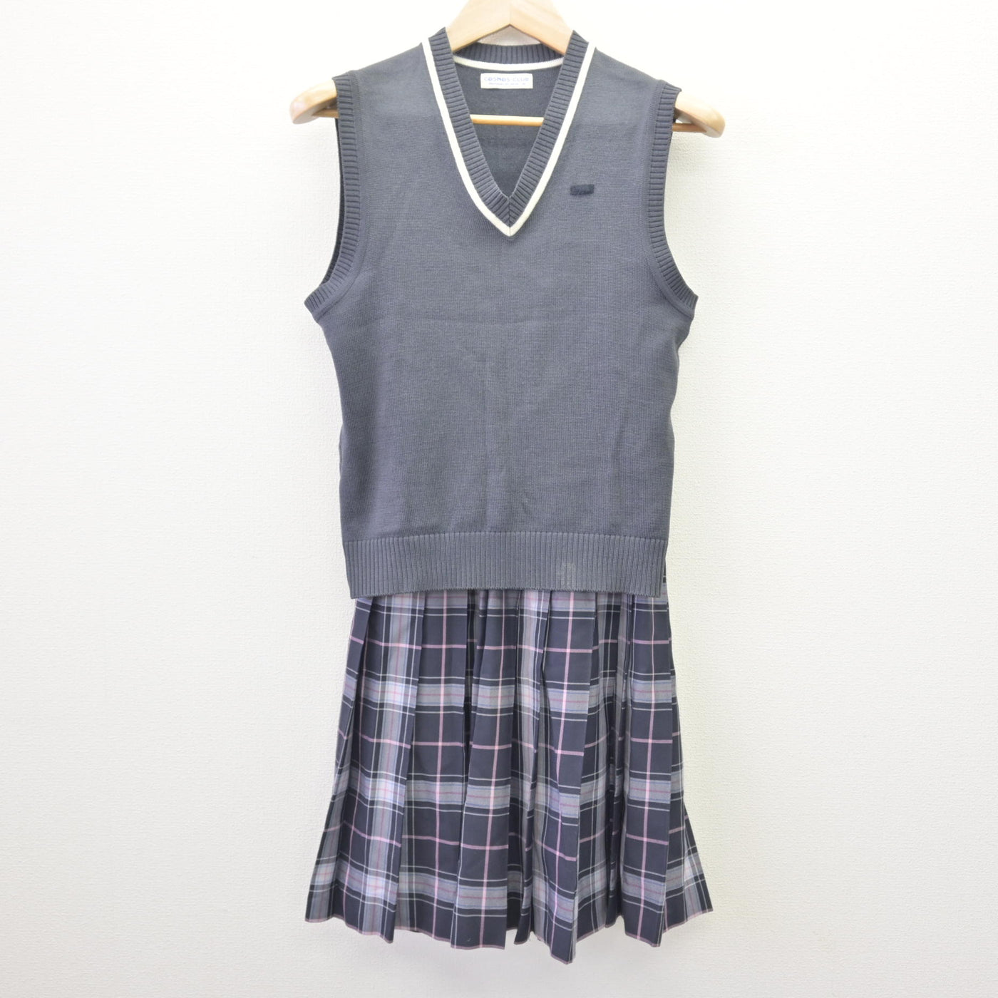 【中古】北海道 旭川市立中央中学校 女子制服 3点 (ブレザー・ニットベスト・スカート) sf114539