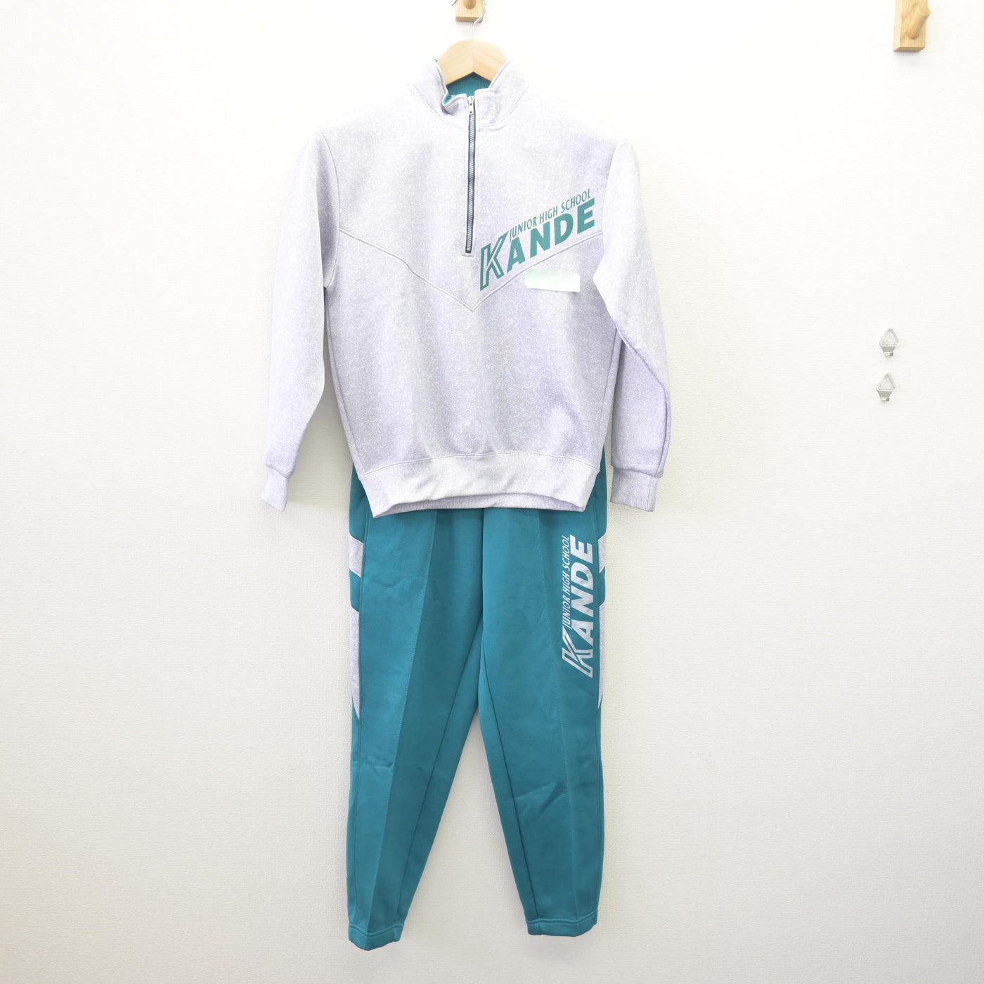 【中古】兵庫県 神出中学校 女子制服 2点 (ジャージ 上・ジャージ 下) sf114560
