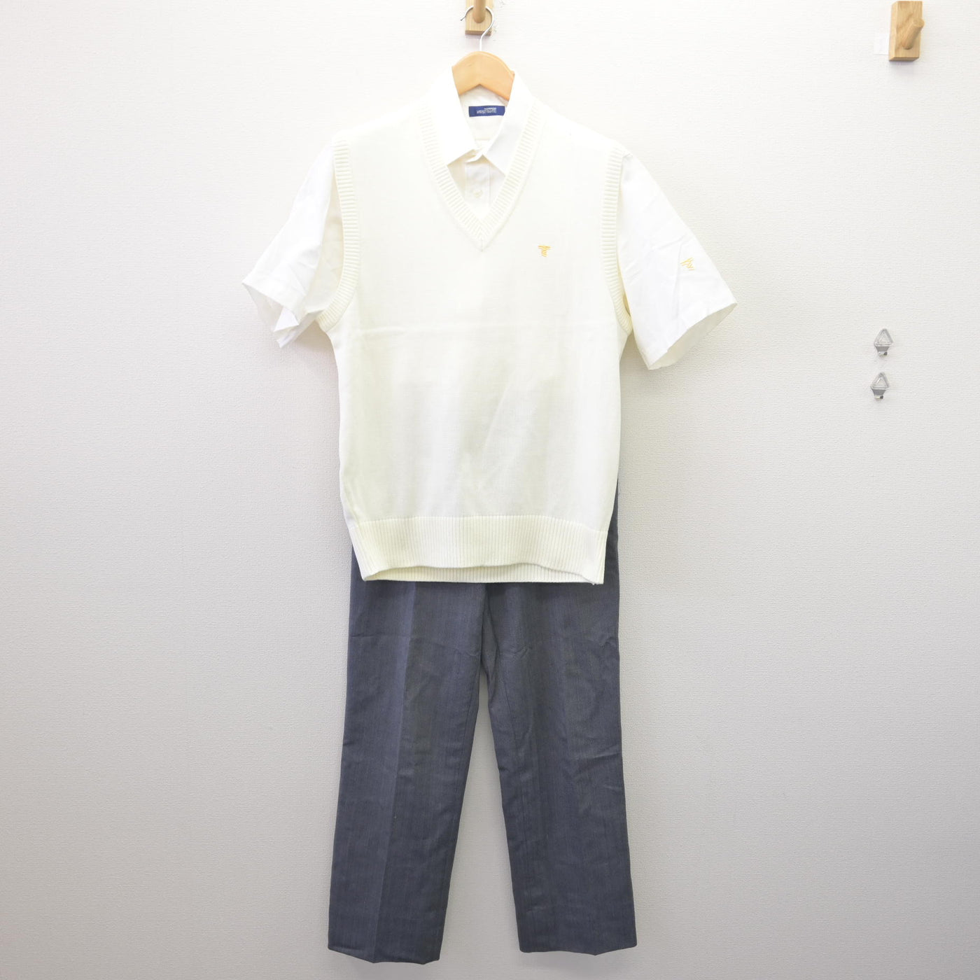 【中古】東京都 東海大学付属高輪台高等学校 男子制服 3点 (ニットベスト・シャツ・ズボン) sf114573