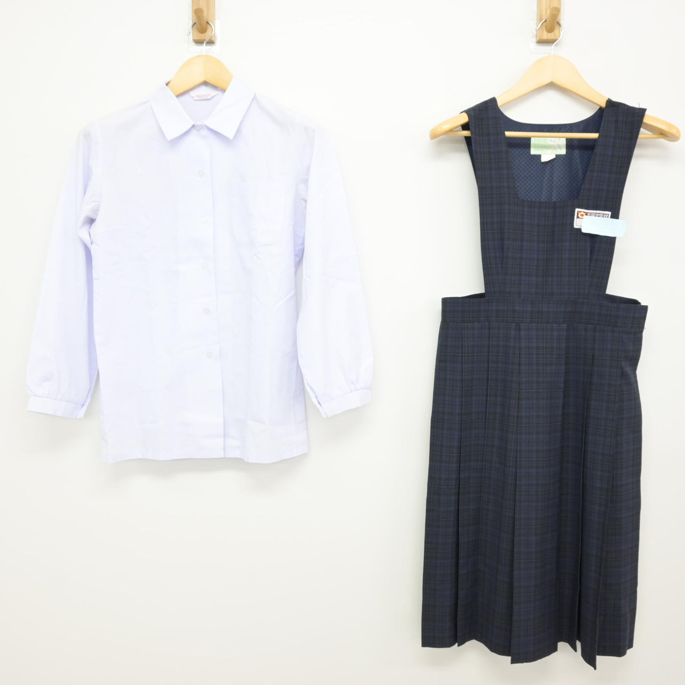 【中古】福岡県 平尾中学校 女子制服 2点 (シャツ・ジャンパースカート) sf115962