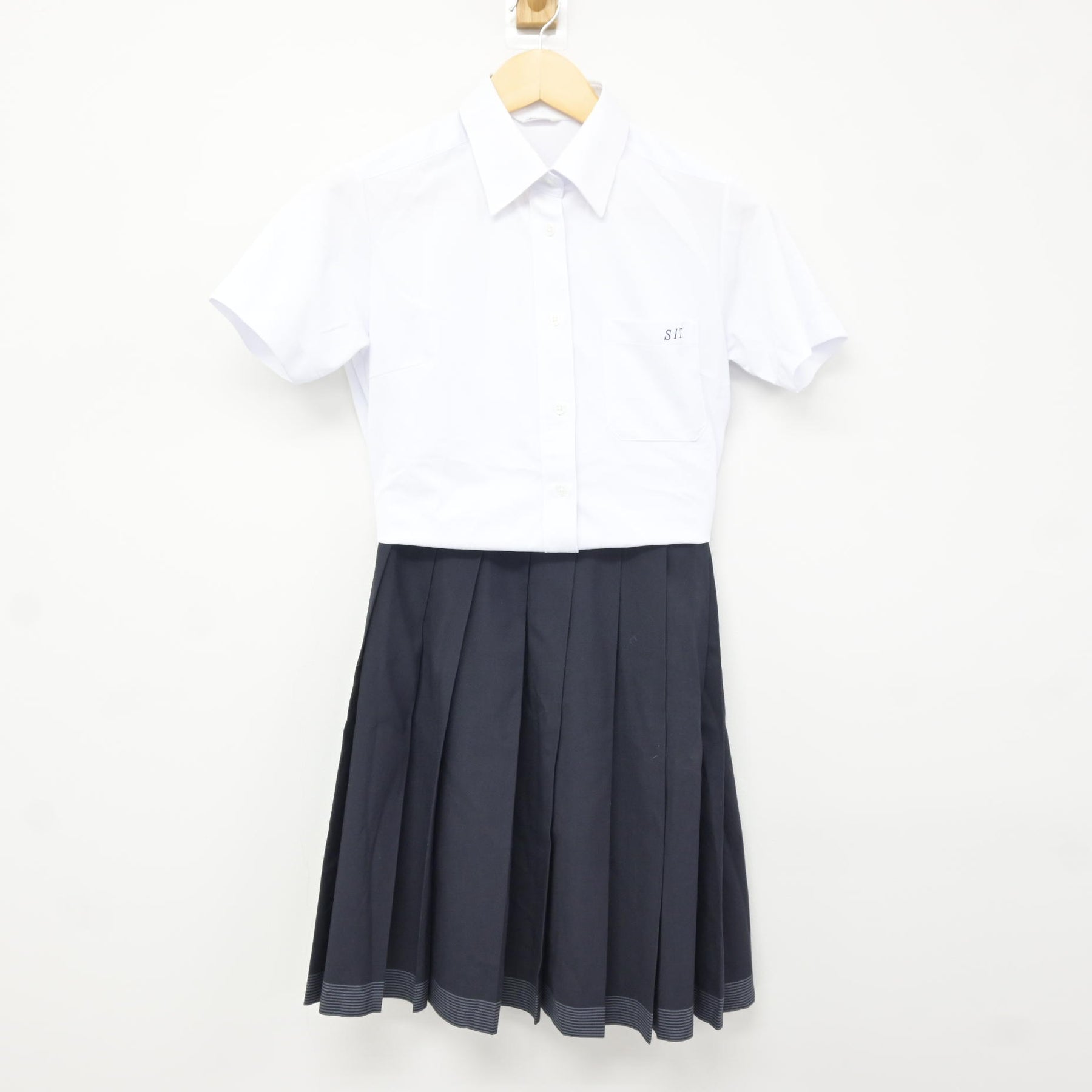 【中古】北海道国際情報高等学校　制服 北海道札幌国際情報高校の制服を売るなら、制服買取業者の利用がお勧め