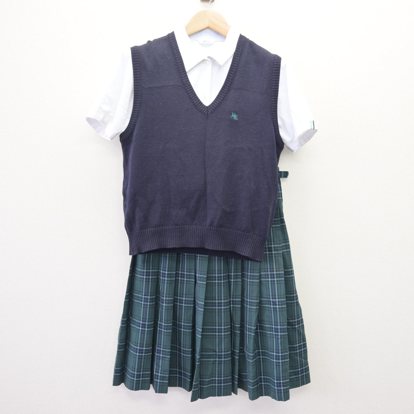 【中古】福岡県 宇美商業高等学校 女子制服 3点 (ニットベスト・シャツ・スカート) sf120165