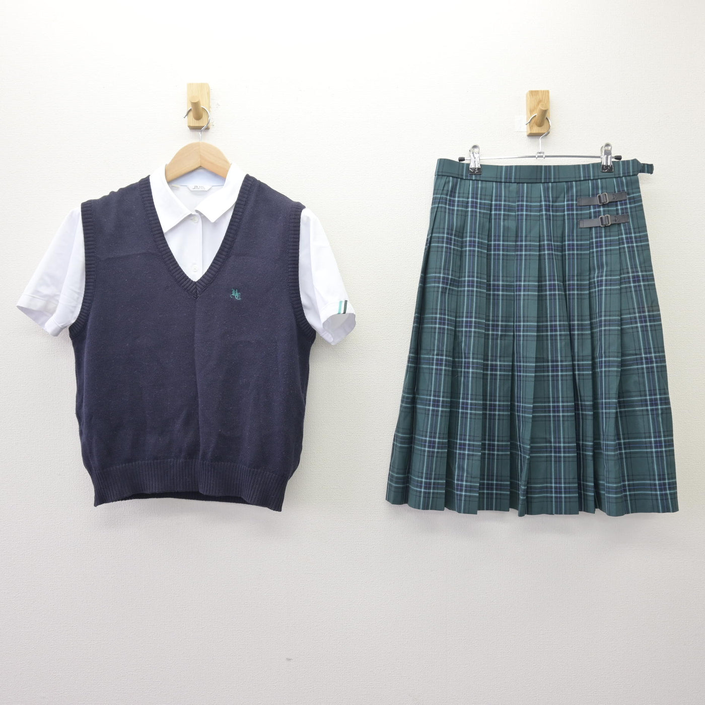 【中古】福岡県 宇美商業高等学校 女子制服 3点 (ニットベスト・シャツ・スカート) sf120165