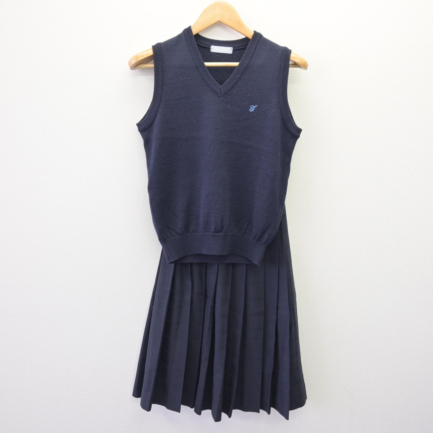 【中古】北海道 勇舞中学校 女子制服 4点 (ニットベスト・ブレザー・スカート) sf120444