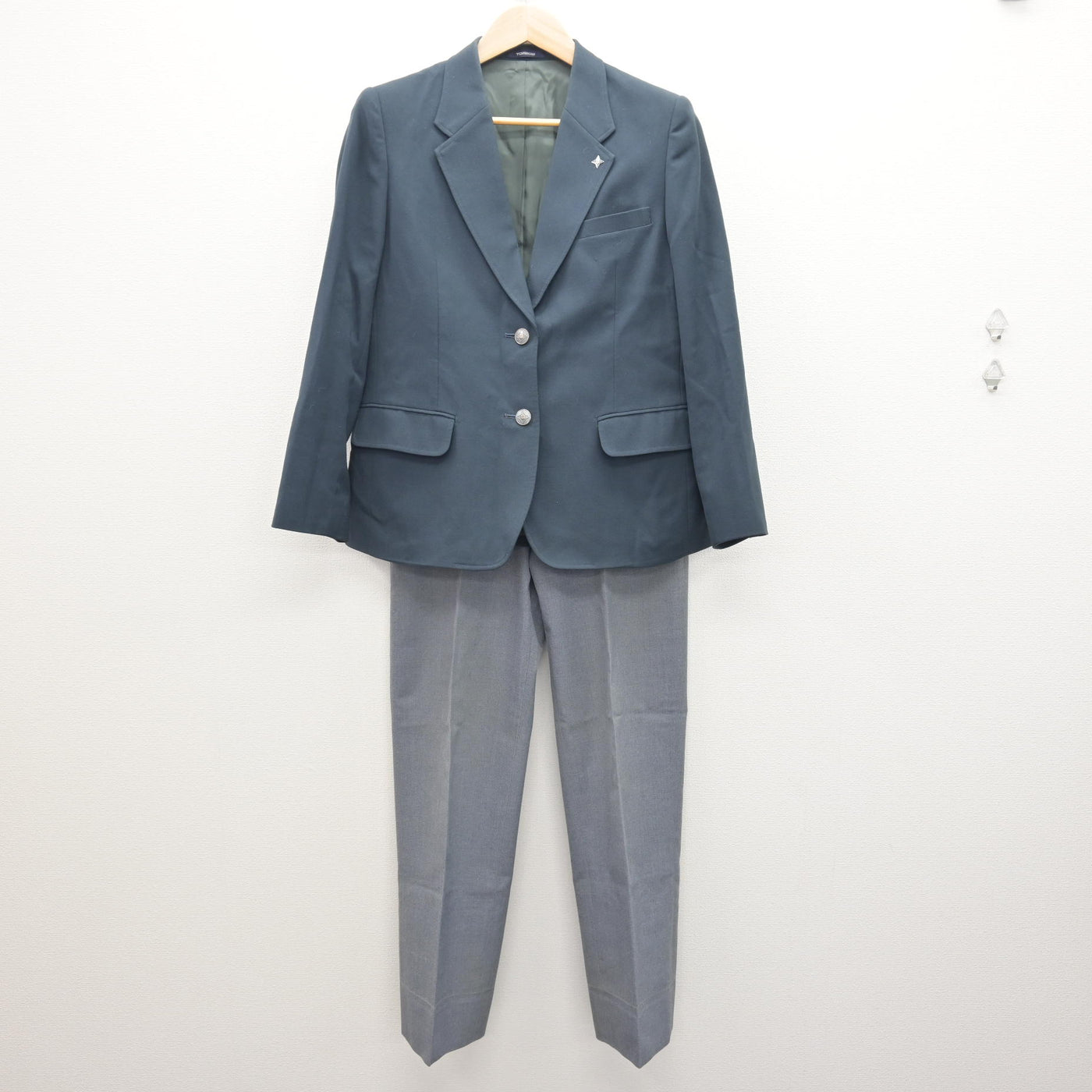【中古】岩手県 黒石野中学校 女子制服 4点 (ブレザー・ベスト・ズボン) sf120496