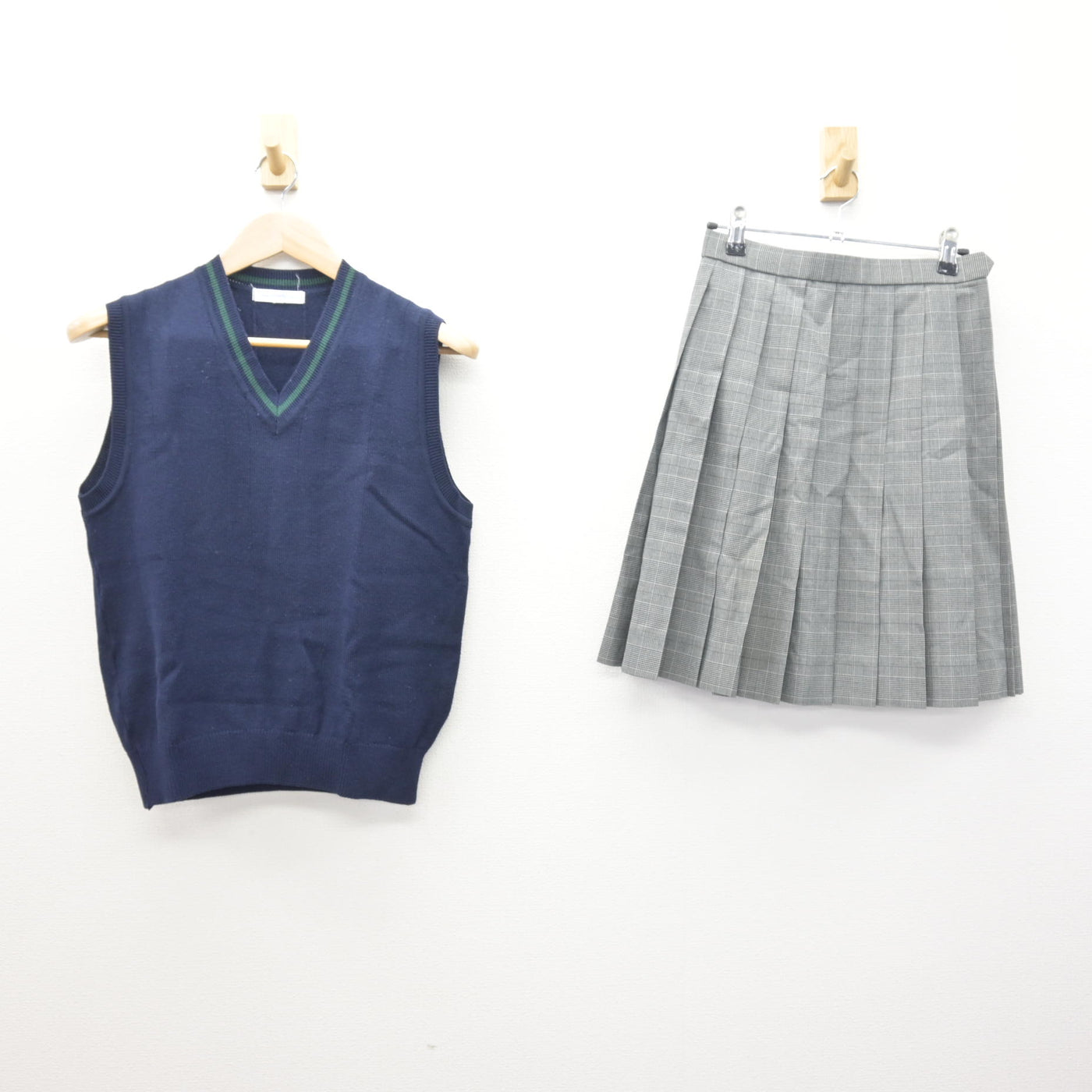 【中古】神奈川県 横浜創英高等学校 女子制服 2点 (ニットベスト・スカート) sf120527