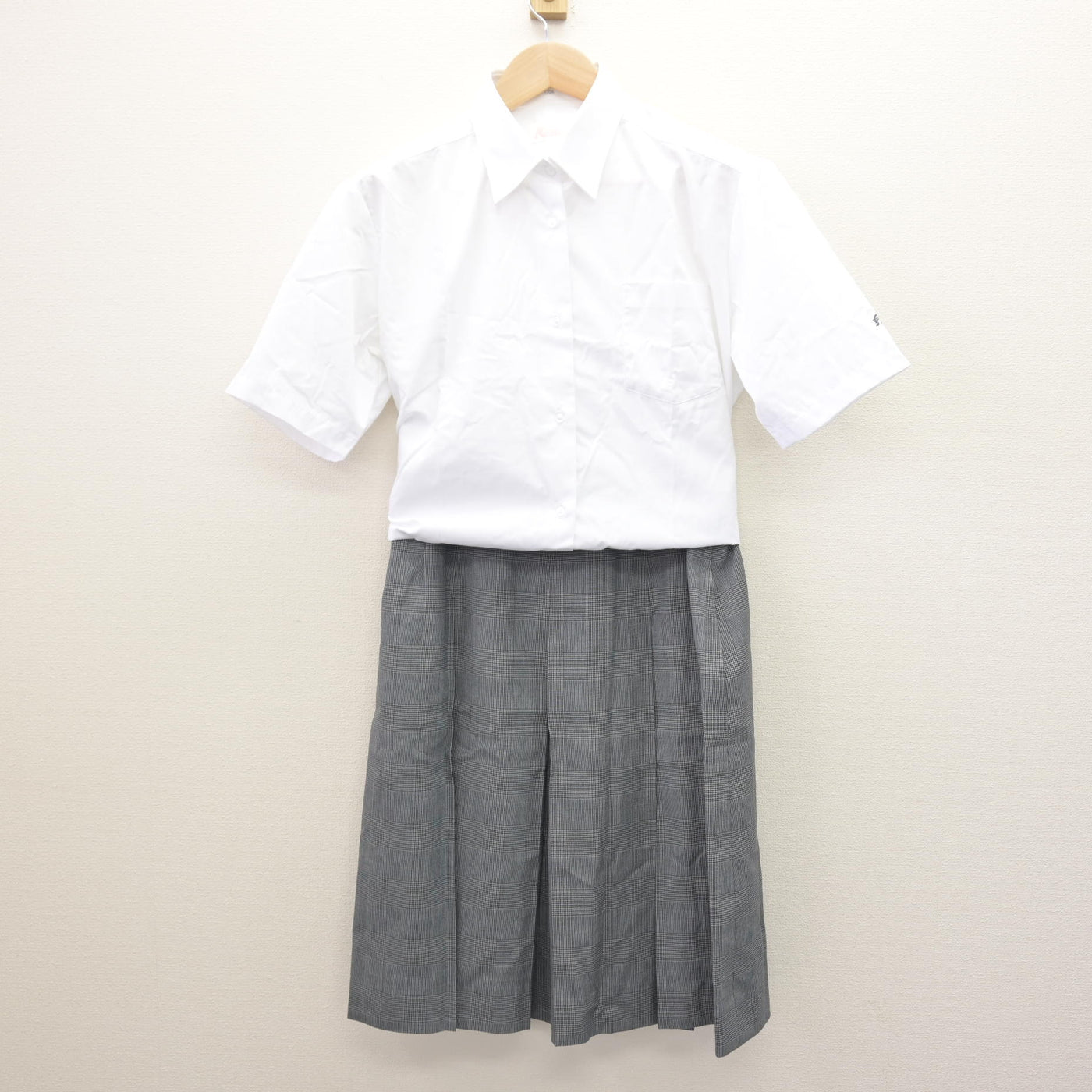【中古】埼玉県 南稜高等学校 女子制服 2点 (シャツ・スカート) sf120575