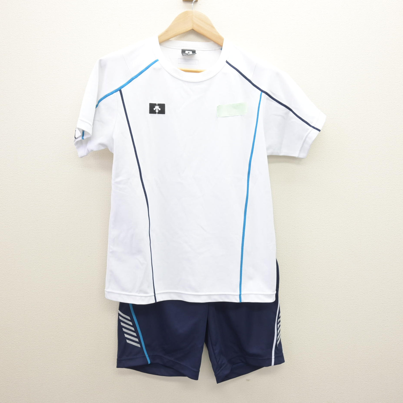 【中古】北海道 藤女子中学校・高等学校 女子制服 2点 (体操服 上・体操服 下) sf120698
