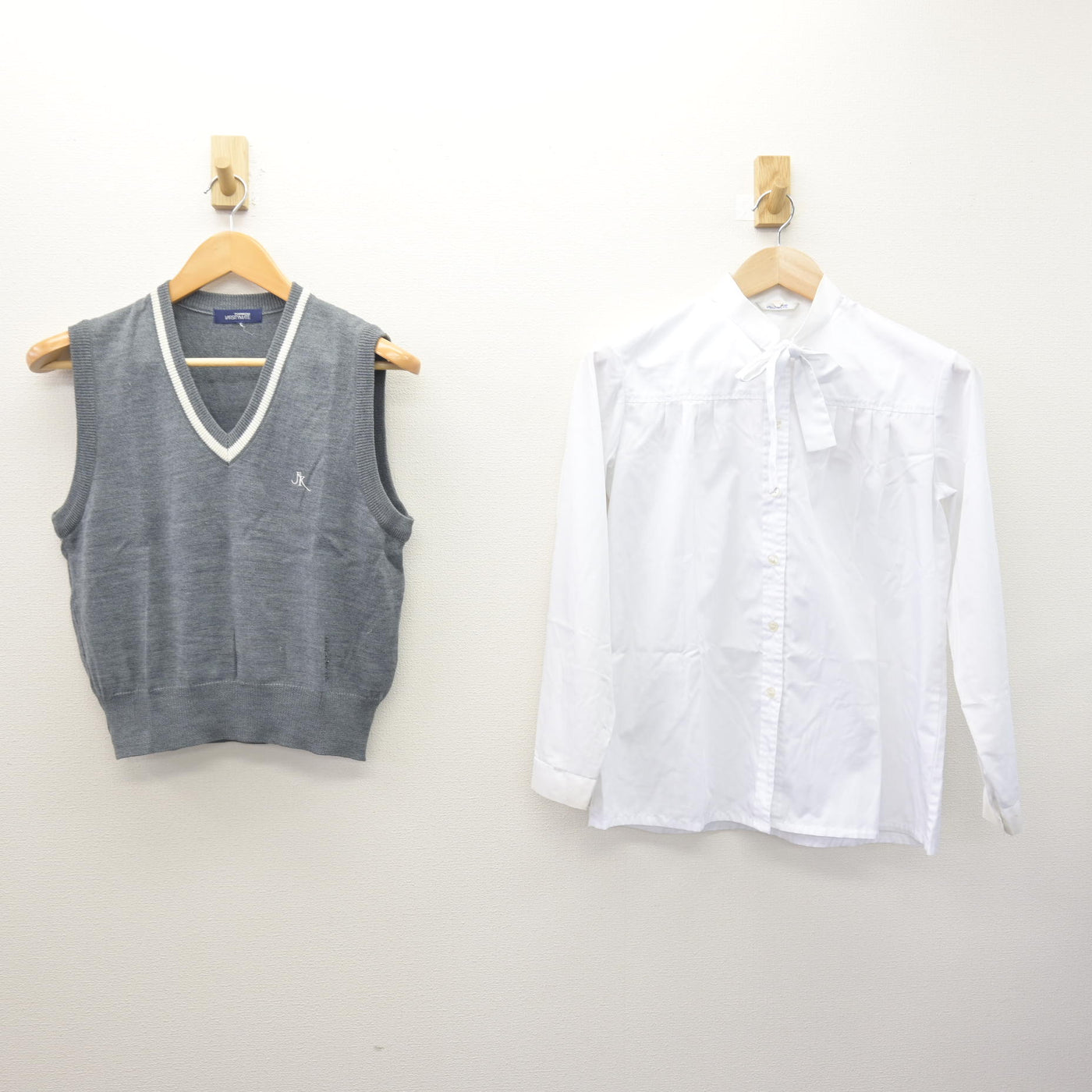 【中古】福岡県 福岡海星女子学院高等学校 女子制服 2点 (ニットベスト・シャツ) sf120904