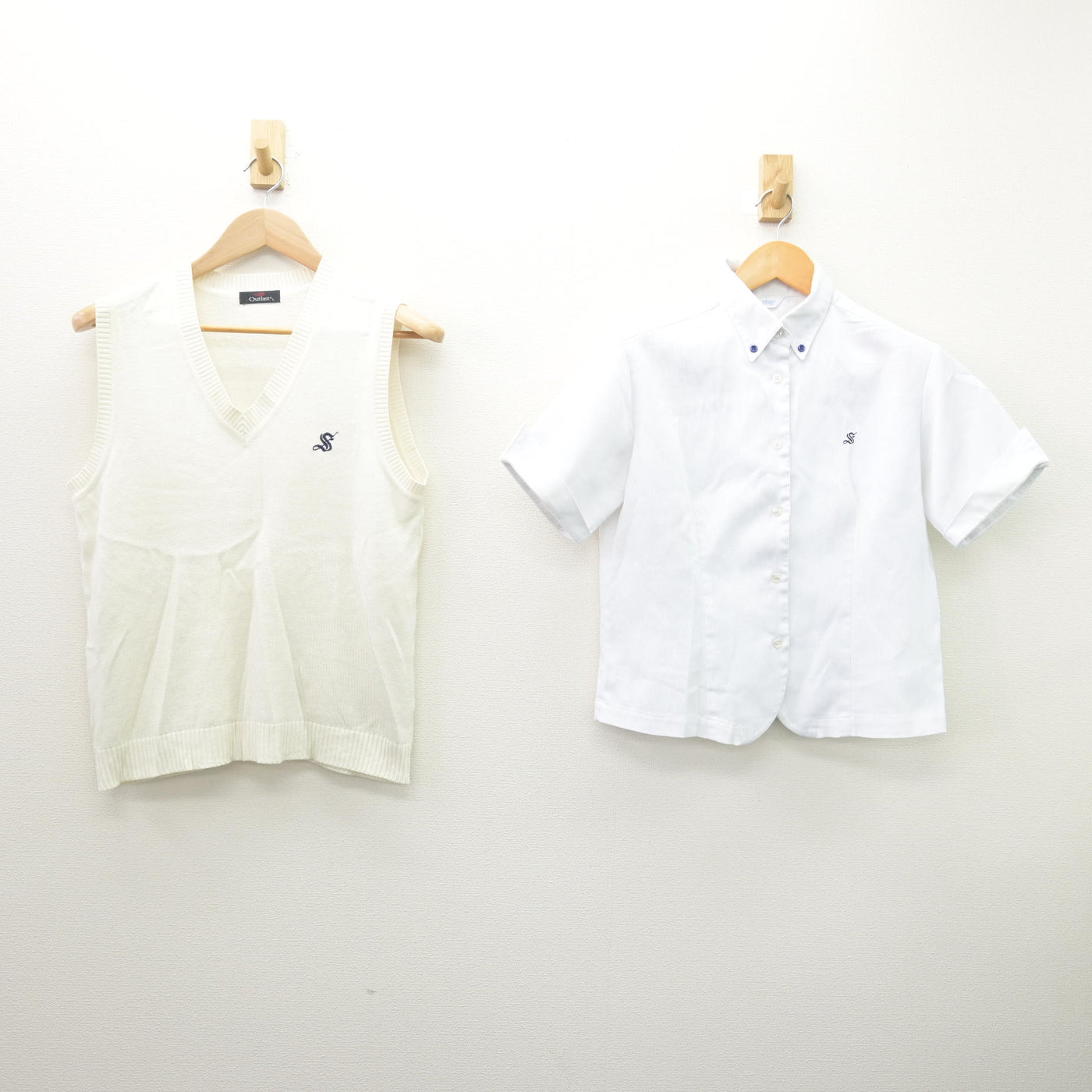 【中古】栃木県 作新学院高等学校 女子制服 2点 (ニットベスト・ブラウス) sf121456