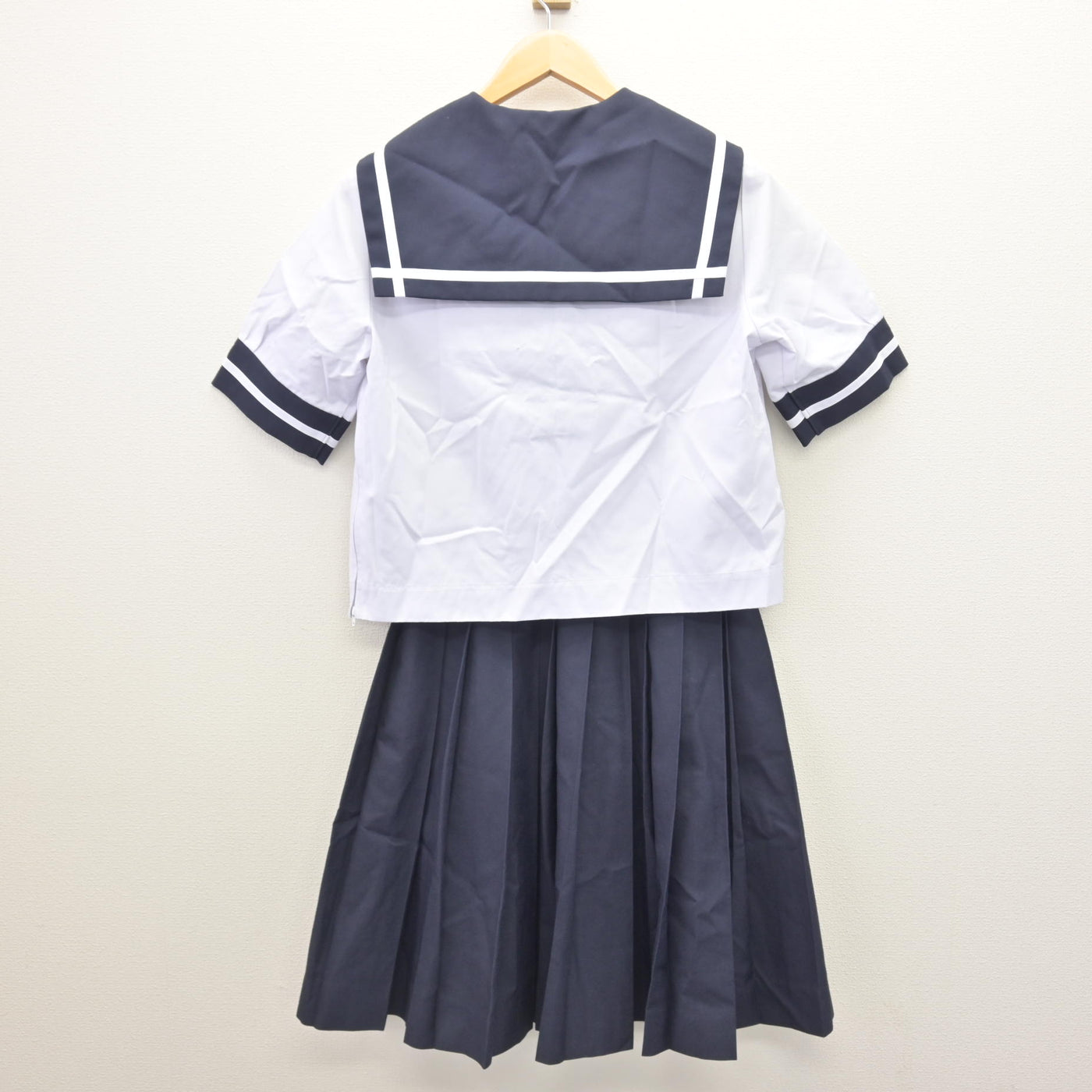 【中古】宮崎県 日向中学校 女子制服 2点 (セーラー服・スカート) sf121530