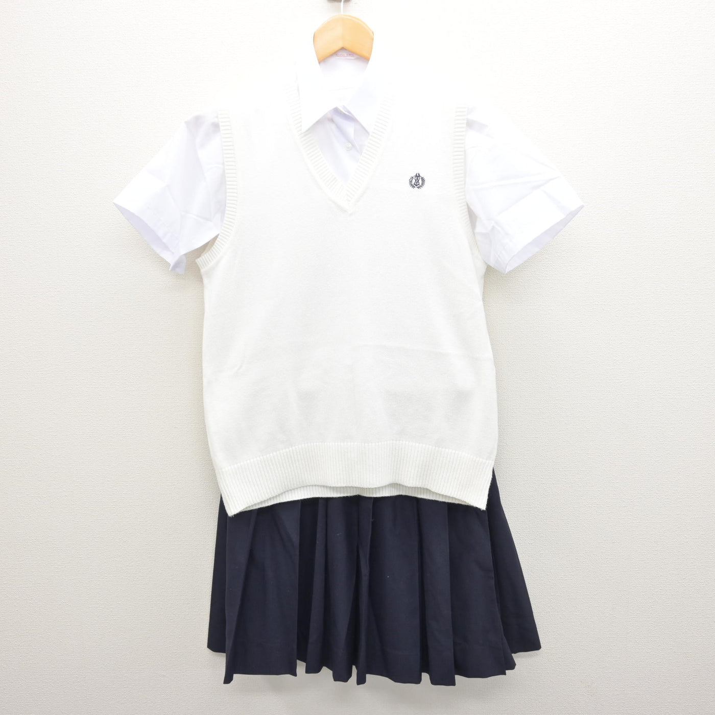 【中古】高知県 高知中央高等学校 女子制服 3点 (ニットベスト・シャツ・スカート) sf121586