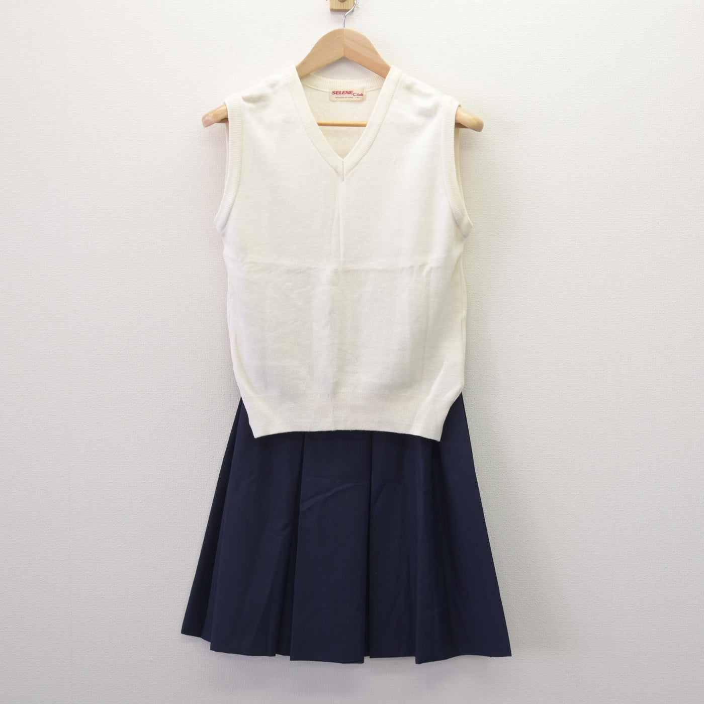 【中古】神奈川県 保土ケ谷中学校 女子制服 2点 (ニットベスト・スカート) sf121857