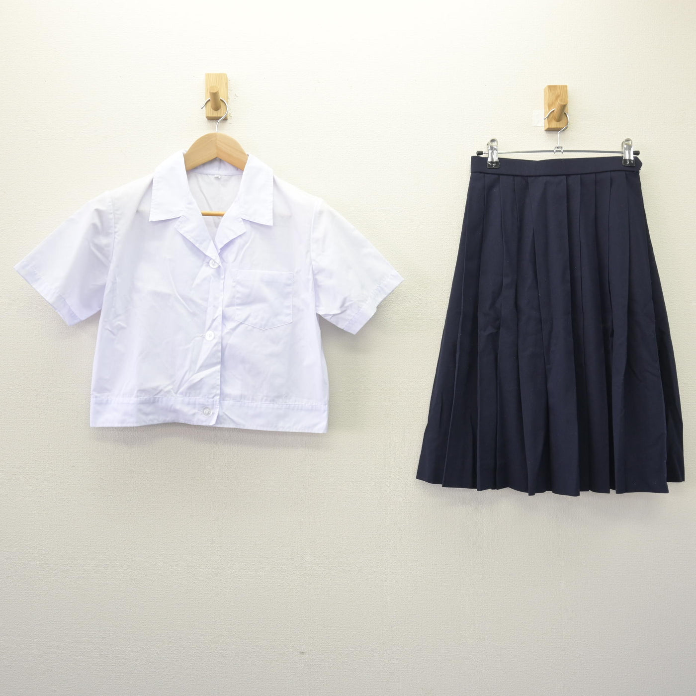 【中古】奈良県 天理市立北中学校 女子制服 2点 (シャツ・スカート) sf121902