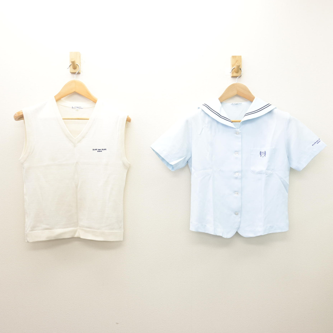 【中古】埼玉県 秋草学園高等学校 女子制服 2点 (ニットベスト・セーラー服) sf122101