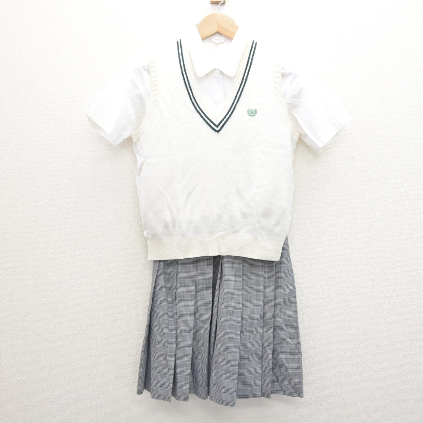 【中古】東京都 落合第二中学校 女子制服 3点 (ニットベスト・シャツ・スカート) sf122118