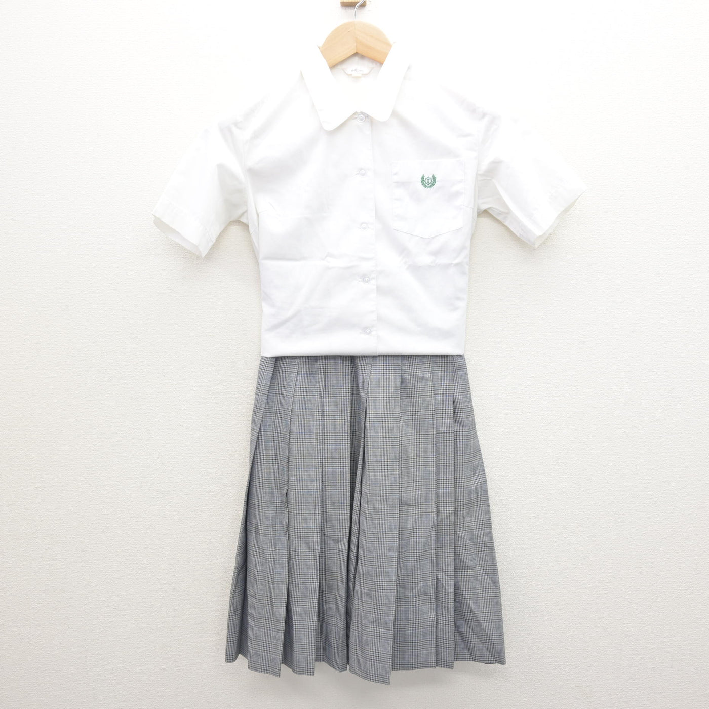 【中古】東京都 落合第二中学校 女子制服 3点 (ニットベスト・シャツ・スカート) sf122118