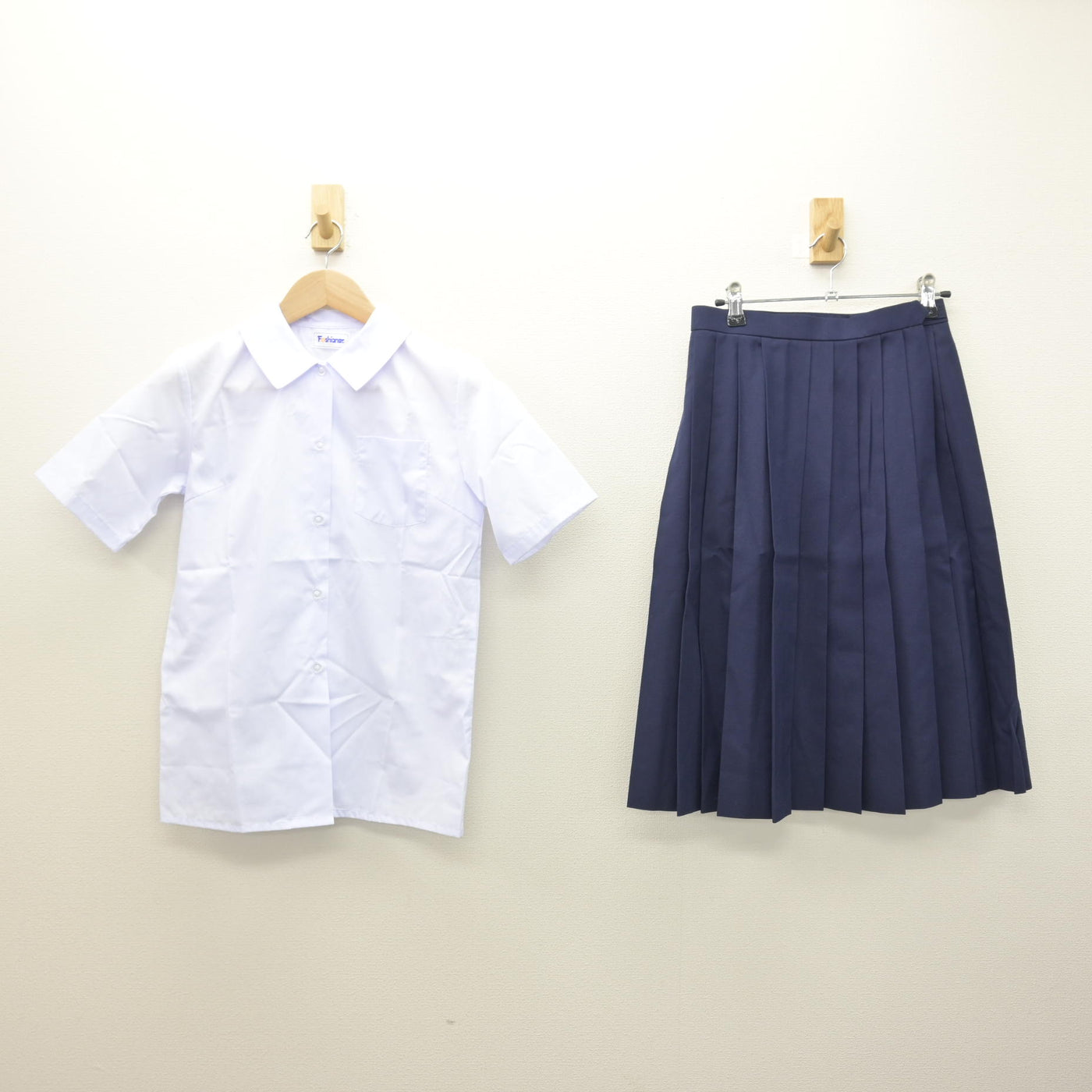 【中古】茨城県 笠間中学校 女子制服 2点 (シャツ・スカート) sf122161